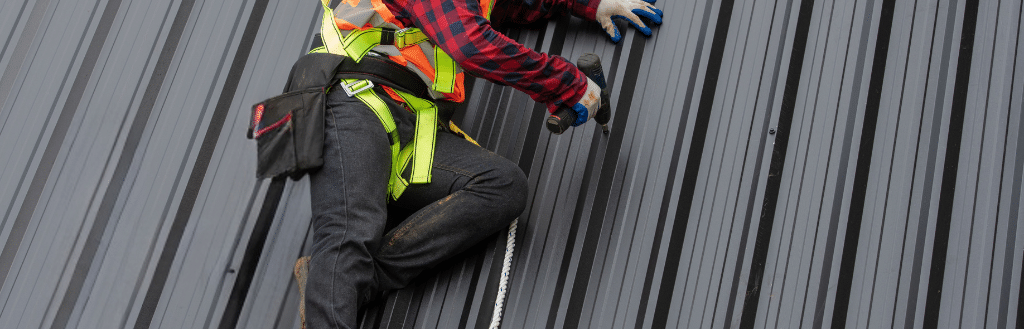 Tôle de bardage bac acier vert et fixation avec vis EPDM résistance vent Marais Fleuri