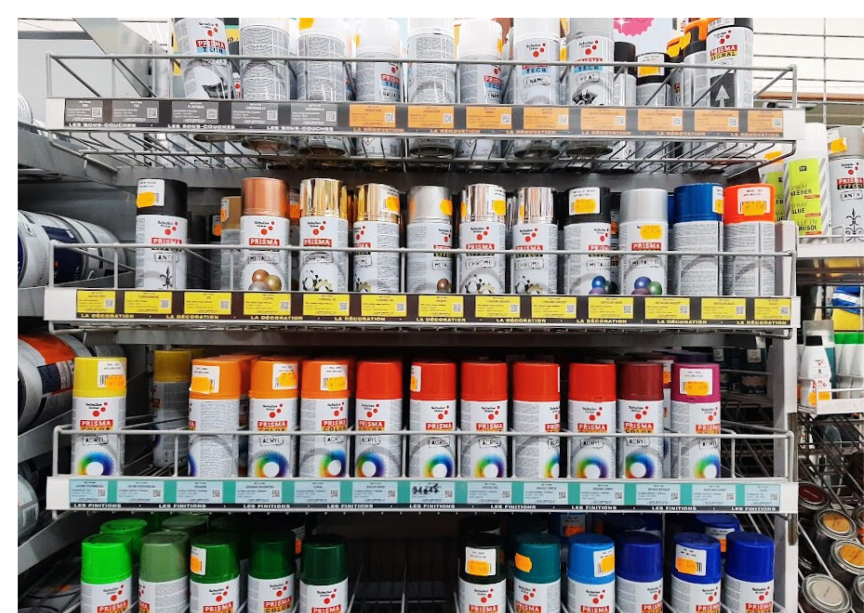 Étagères de bombes de peinture aérosol avec un large choix de couleurs et finitions techniques en magasin.