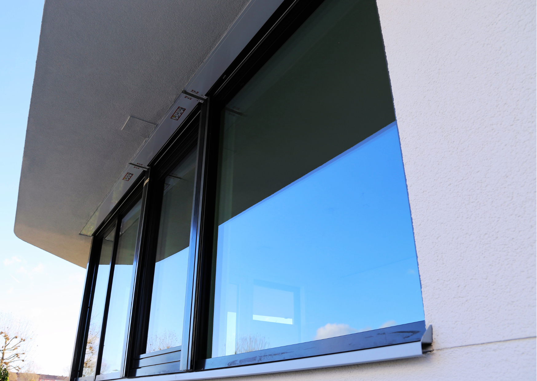 Alignement de châssis fixes en PVC noir et blanc sur des supports de stockage au Marais Fleuri.