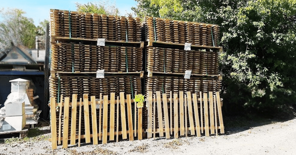 Stock de barrière en bois et clôture de jardin au magasin Marais Fleuri à Marans