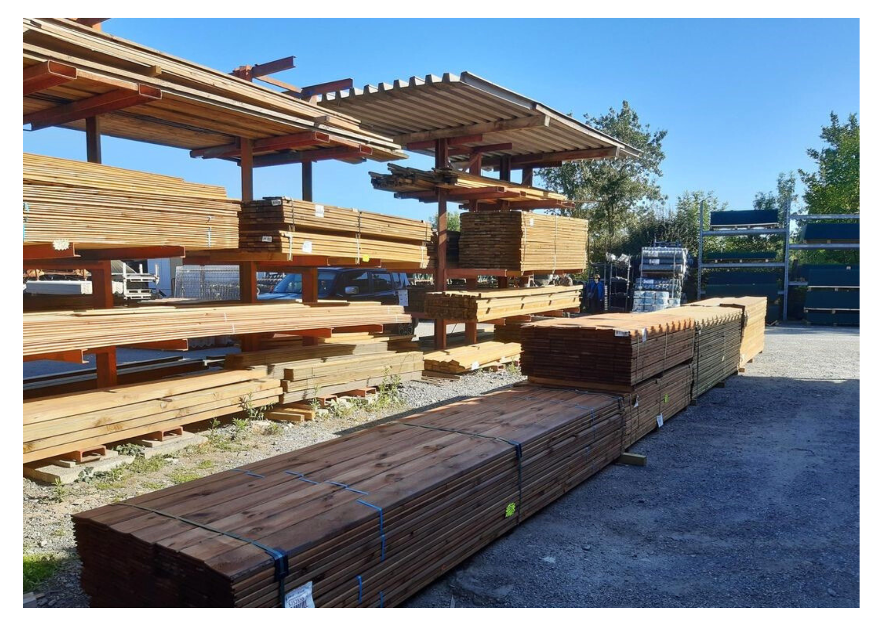 Parc de stockage avec piles de madriers, bastaings et chevrons pour construction bois à Marans et Mareuil.
