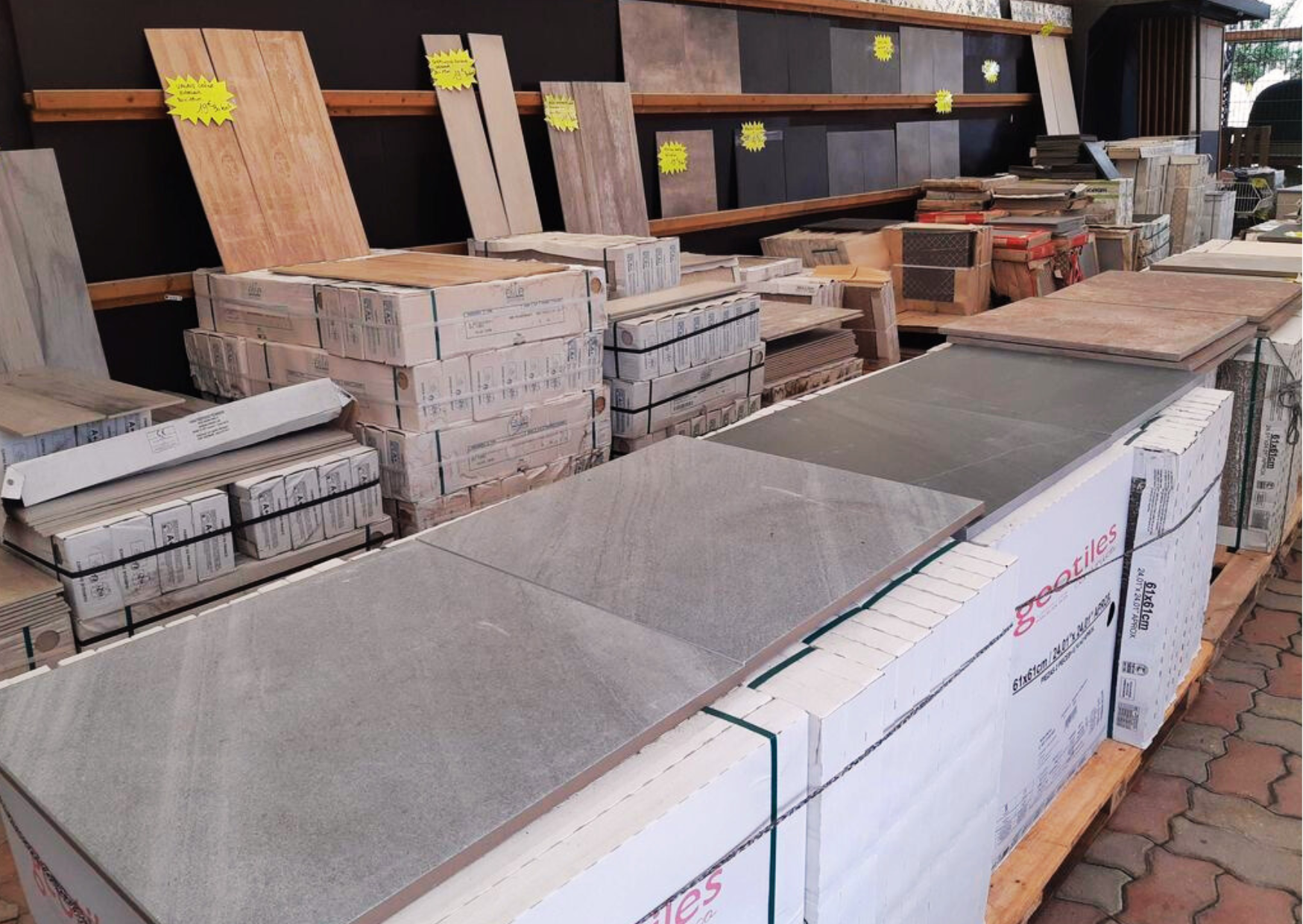 Présentation de carreaux grand format et faïences en magasin pour l'aménagement des sols et des murs.