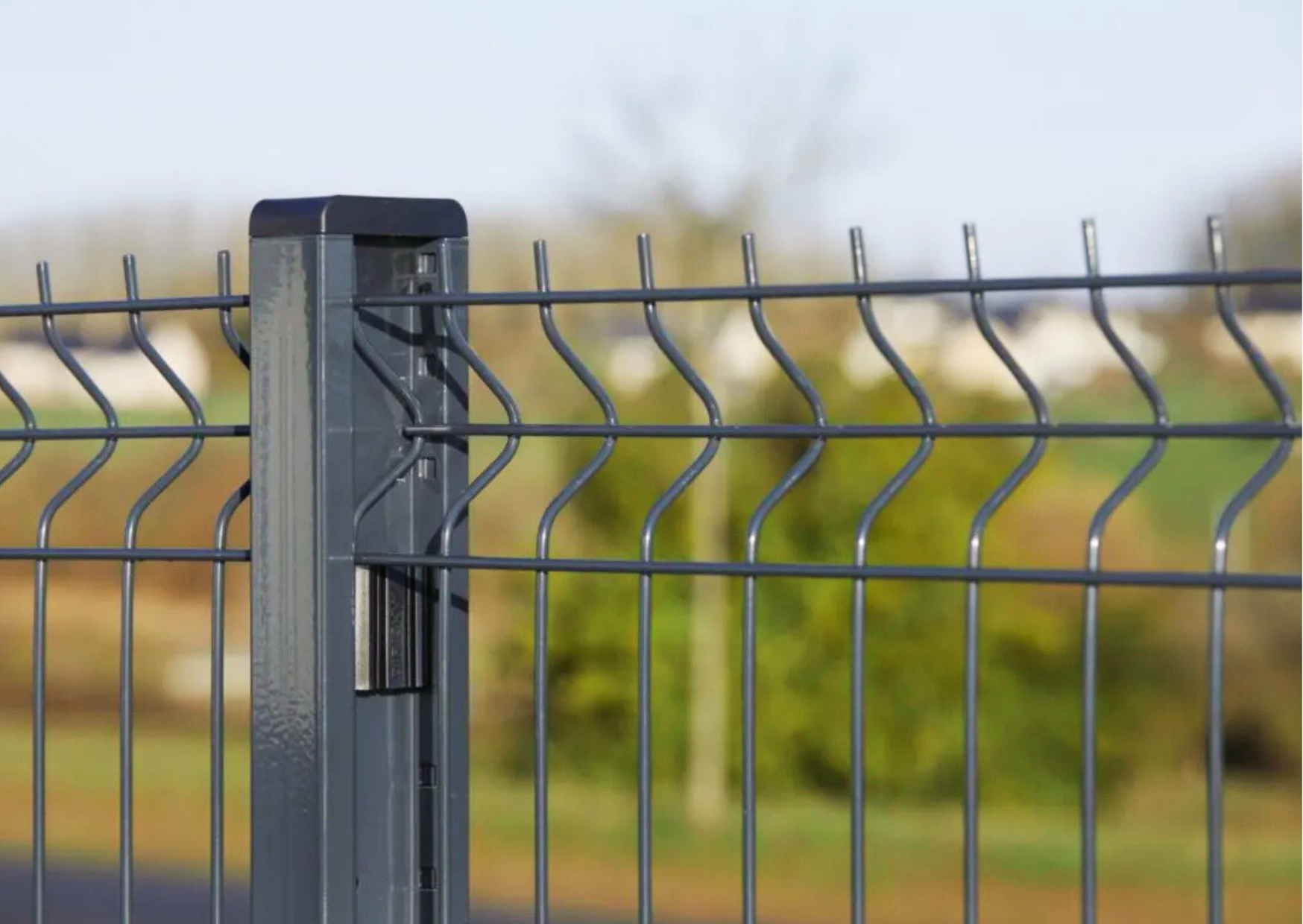 Gros plan sur la fixation d'un panneau de grillage rigide gris anthracite sur un poteau à Marans.