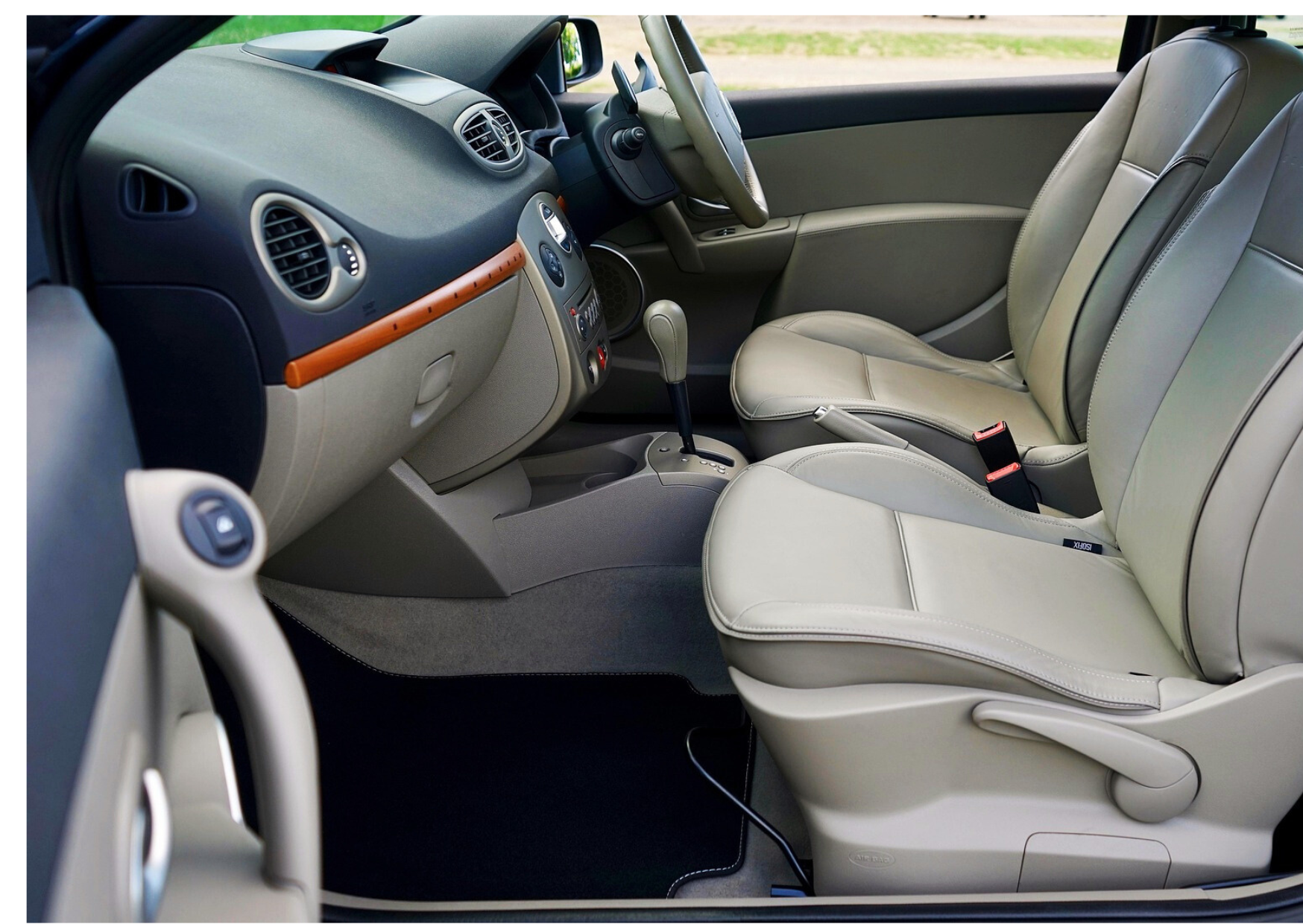 Aménagement intérieur de véhicule avec tapis de sol robustes, housses de siège et désodorisants auto.