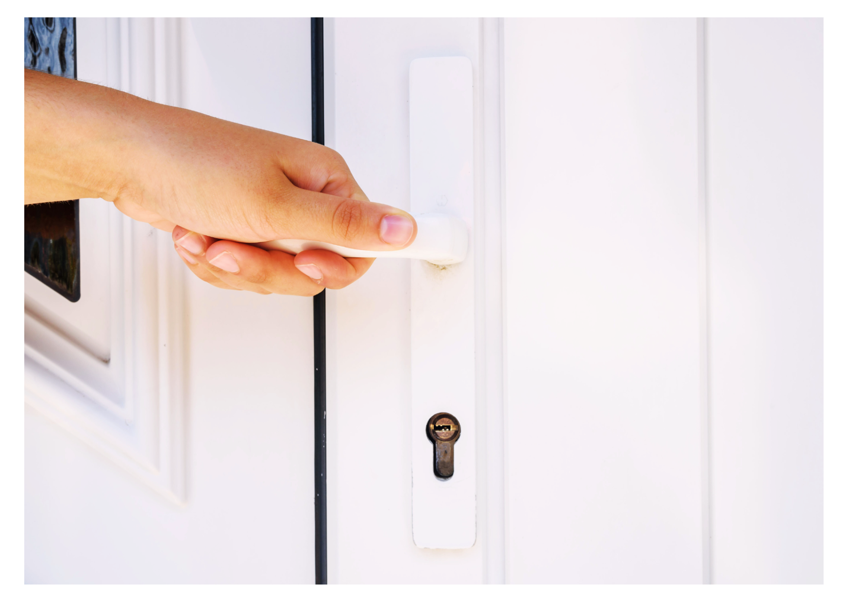 Installation d'une poignée de porte robuste en PVC blanc sur une menuiserie neuve au Marais Fleuri.
