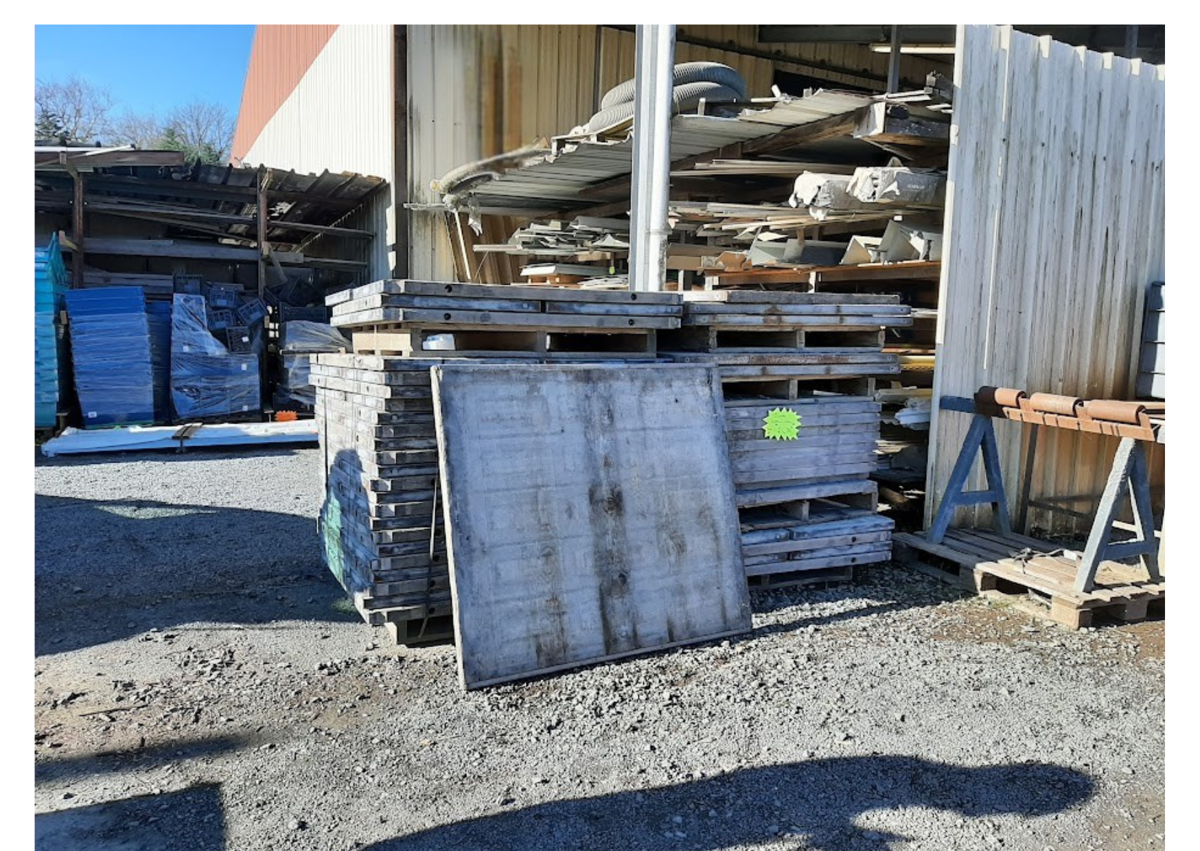 Panneaux de coffrage en bois robustes disponibles en stock pour vos chantiers à Marans.