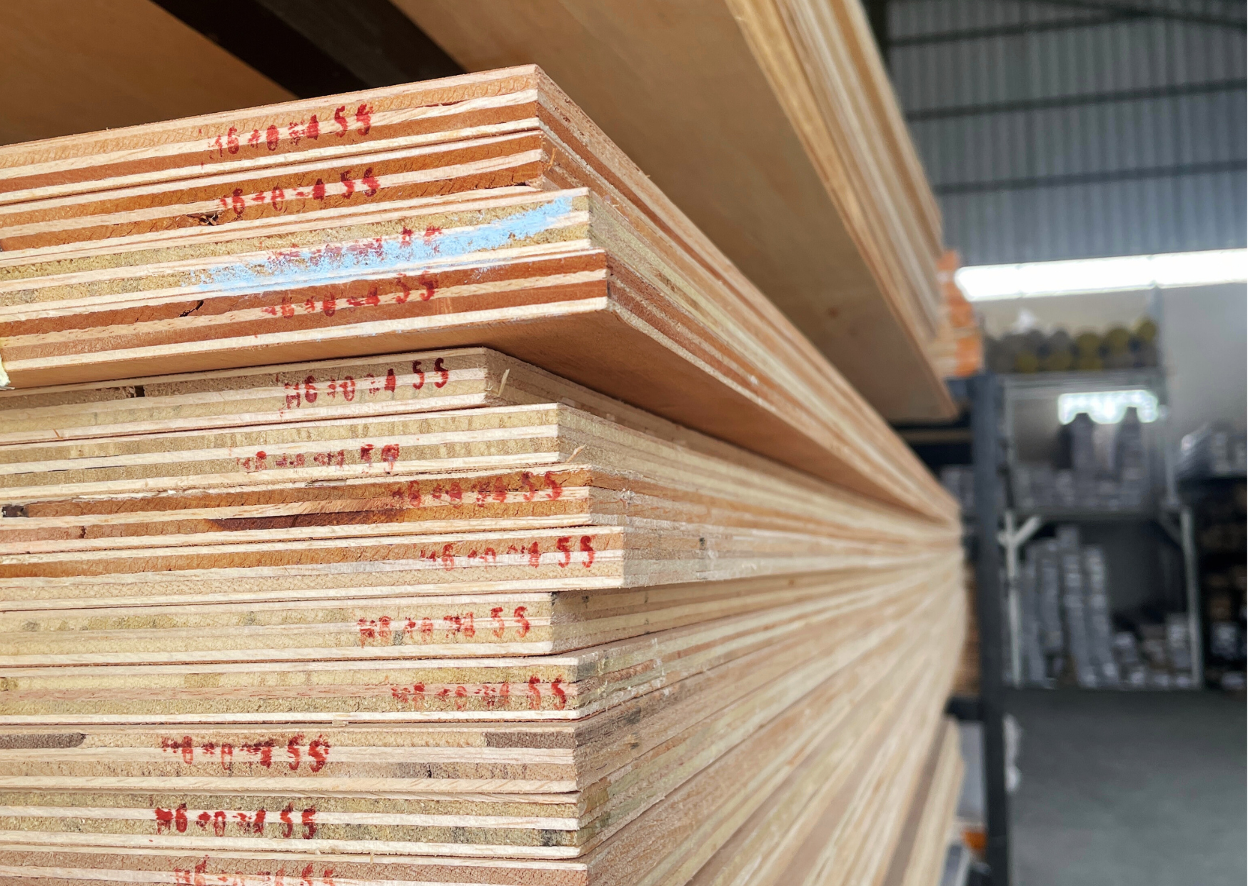 Empilement de panneaux de contreplaqué brut dans un entrepôt de stockage de bois.