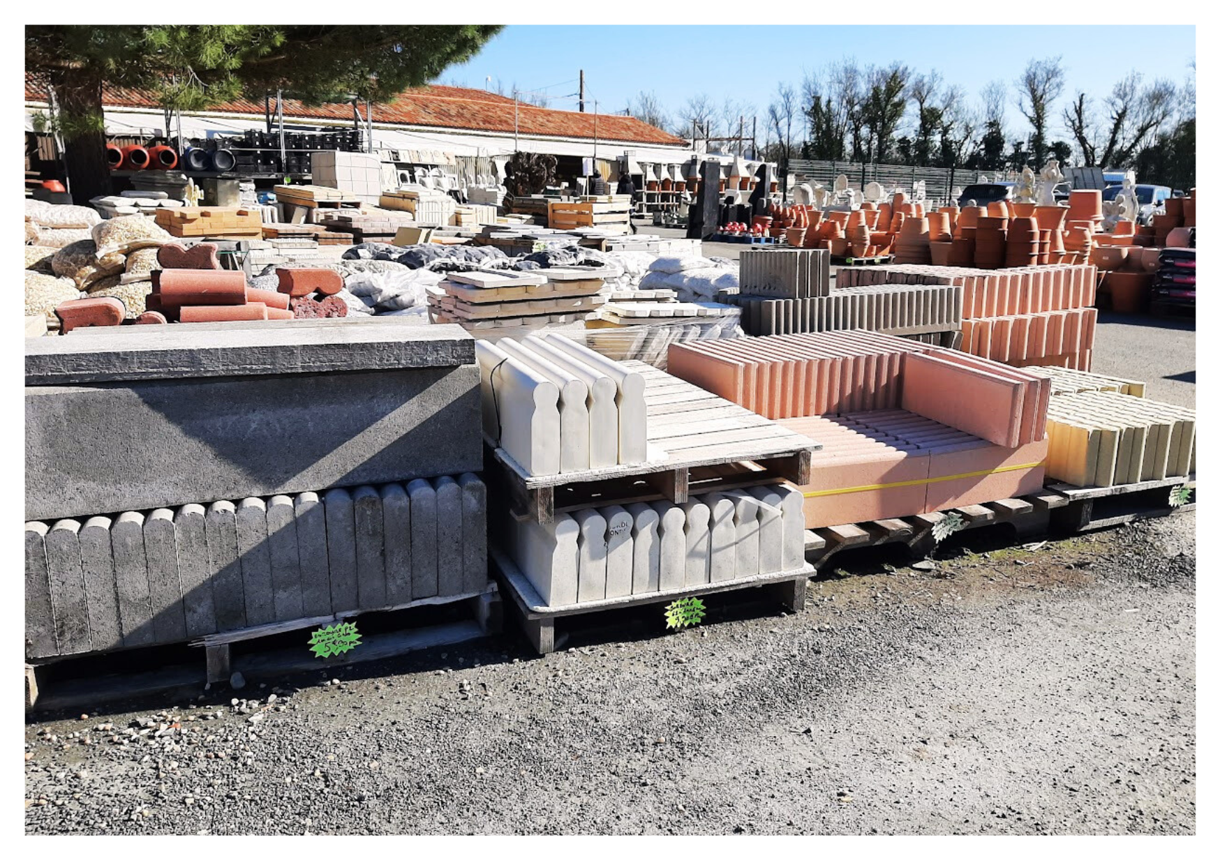 Large choix de bordures de jardin décoratives et pavés de différentes couleurs pour l'aménagement extérieur.