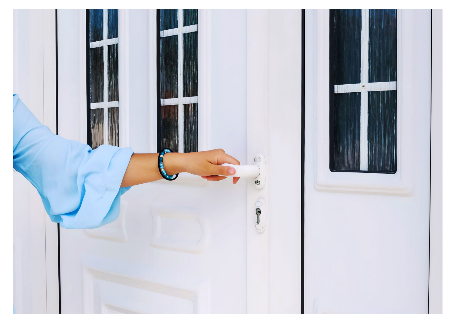 Détail d'une poignée ergonomique pour porte-fenêtre vitrée disponible dans nos magasins de Marans et Mareuil.