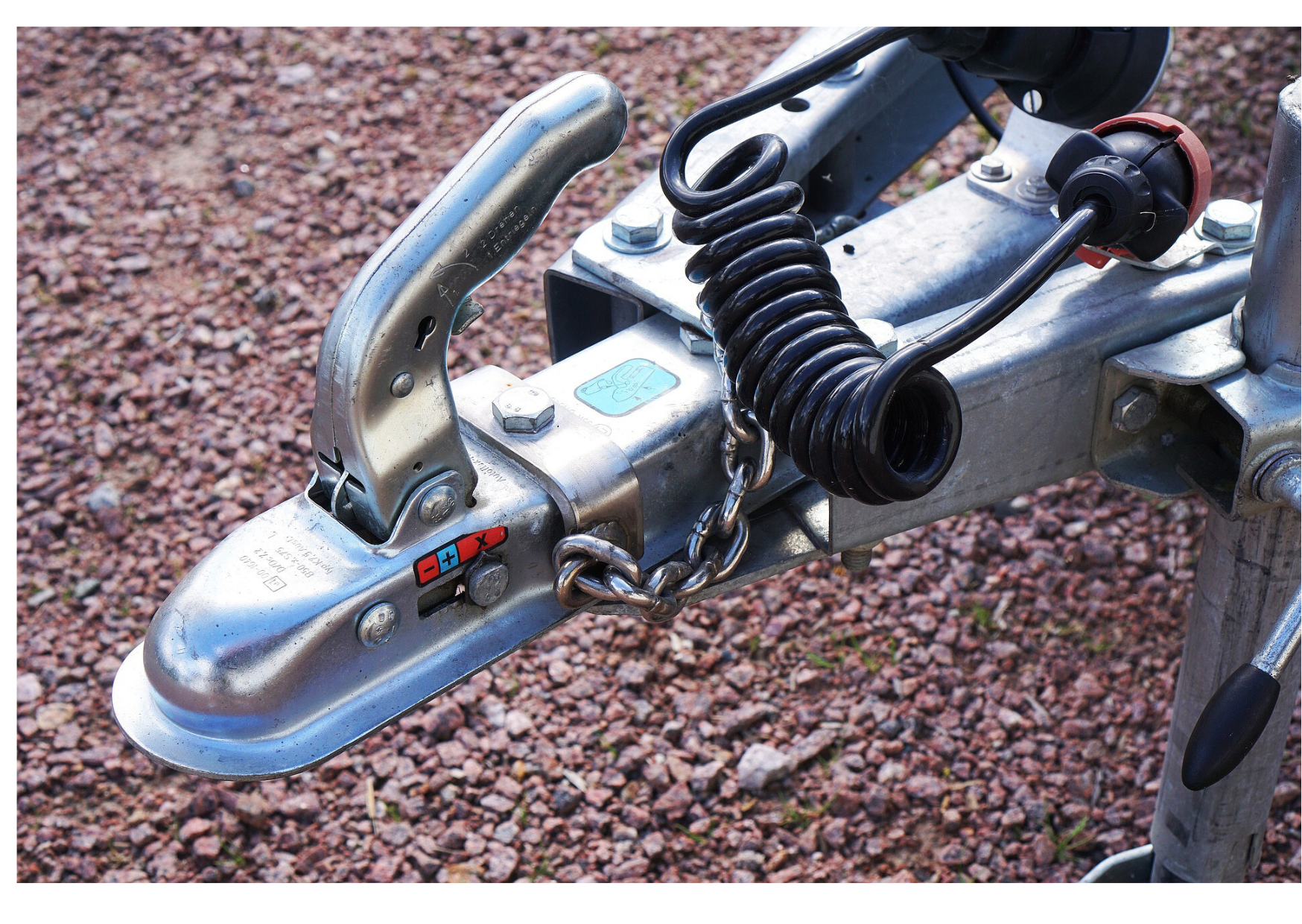 Équipements de sécurité pour remorques, barres signalétiques et feux de signalisation disponibles en magasin.