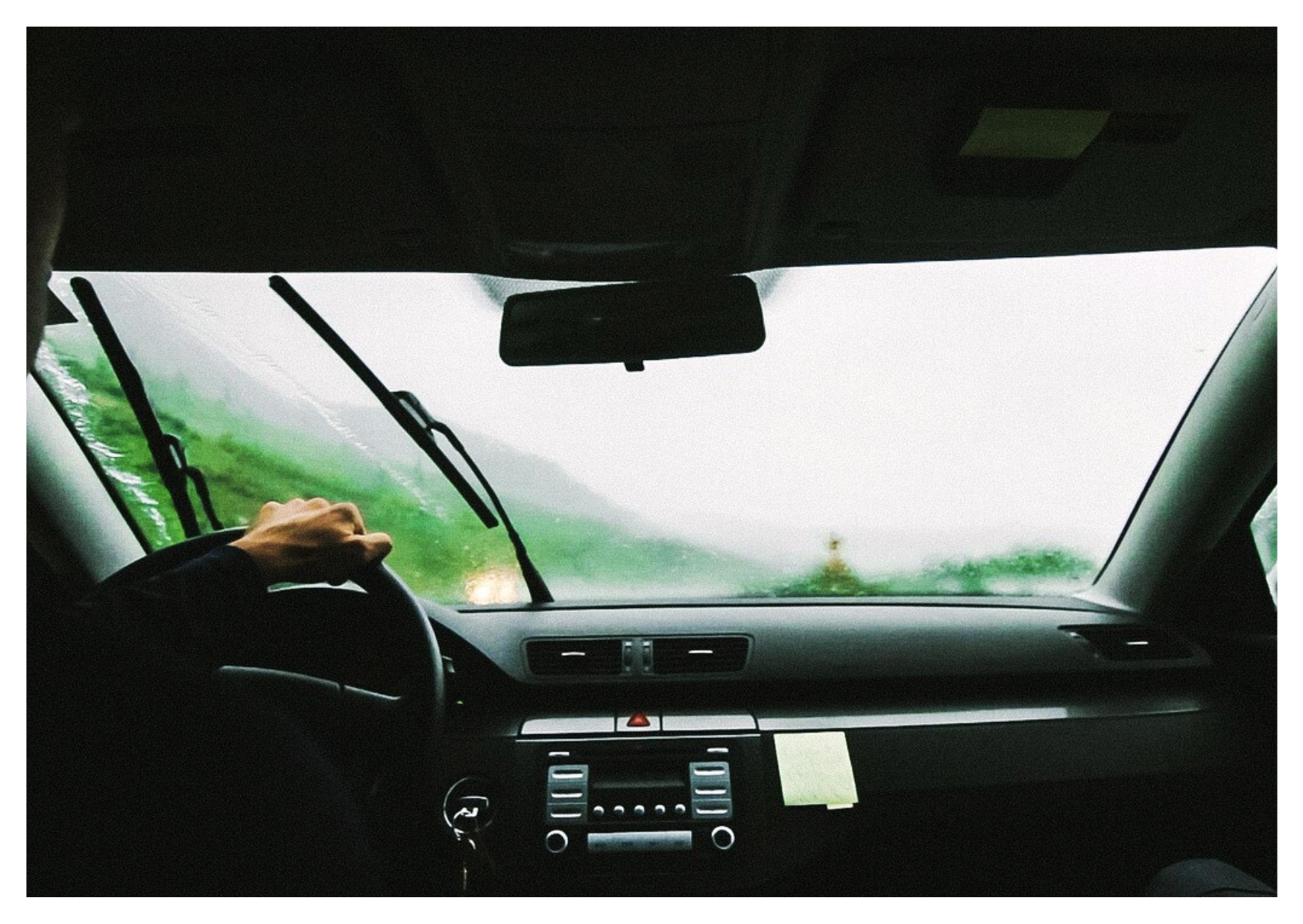 Visibilité optimale en voiture avec nos balais d'essuie-glaces et ampoules de rechange toutes marques.