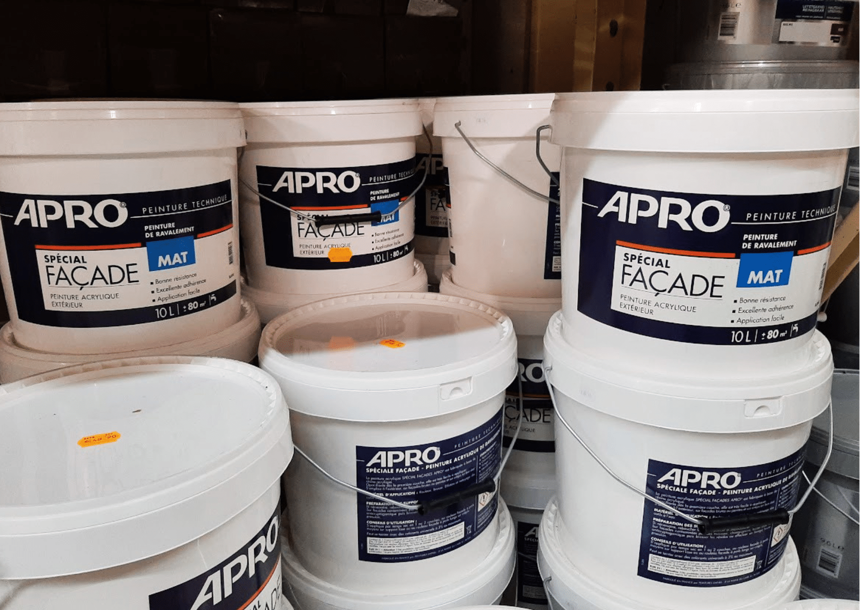 Pots de peinture technique APRO Spécial Façade aspect mat, peinture acrylique extérieure disponible chez Marais Fleuri.