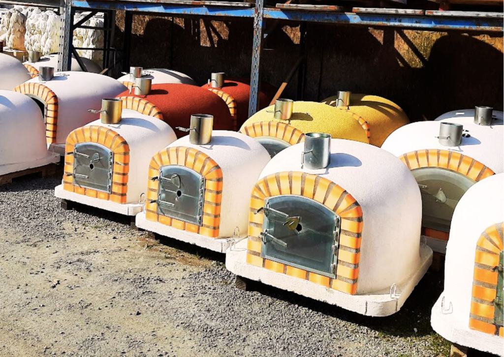 Différents modèles pour un achat four à bois extérieur avec finitions en blanc, rouge et jaune