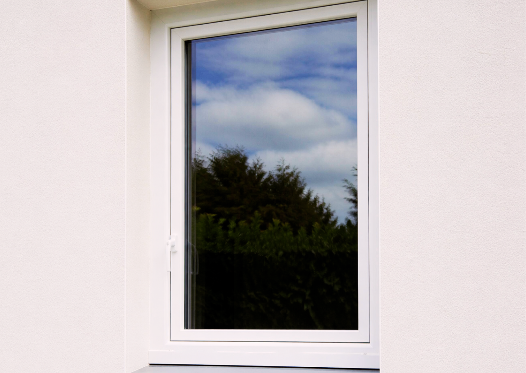 Fenêtre en PVC blanc avec double vitrage isolant installée sur une façade claire, menuiserie disponible chez Marais Fleuri.