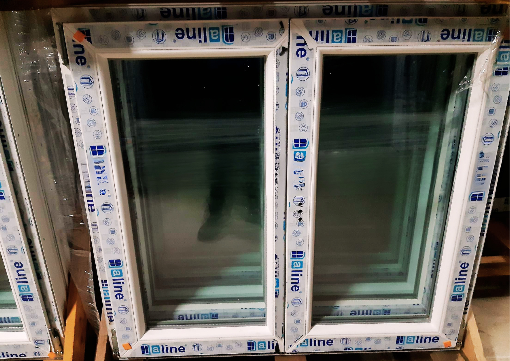 Gros plan sur une fenêtre battante en PVC blanc prête à poser, issue de nos arrivages de menuiseries au Marais Fleuri.