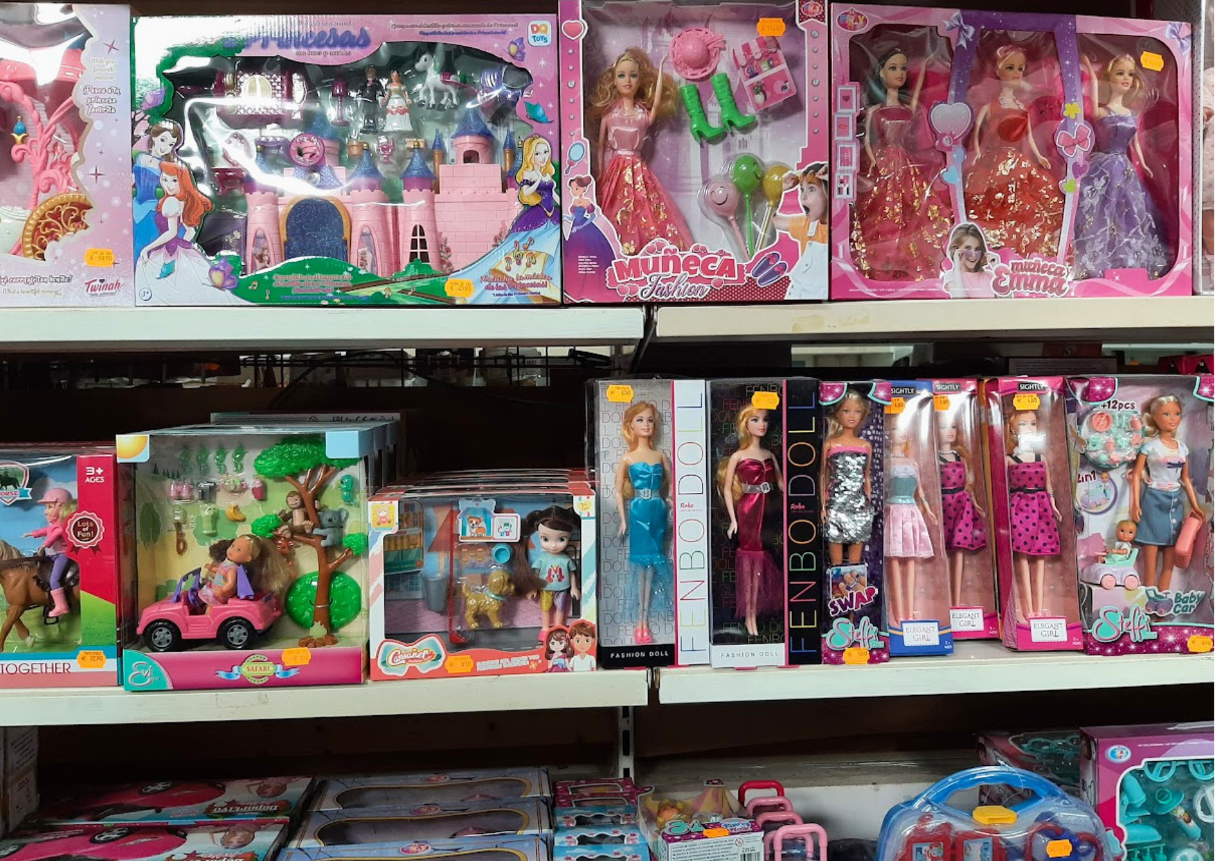 Rayon jouets pour enfants avec poupées mannequins Steffi, grand château de princesse rose et coffrets Evi Love chez Le Marais Fleuri à Marans (17) et Mareuil-sur-Lay (85).