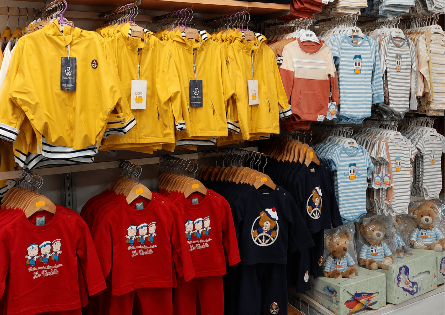 Habits pour enfants, bodys rayés et peluches oursons disponibles dans le rayon textile de Marais Fleuri.