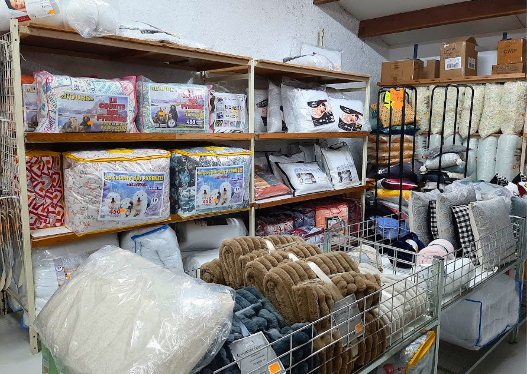 Stock de couettes d'hiver chaudes, oreillers et coussins de décoration disponibles à prix bas chez Marais Fleuri à Marans et Mareuil-sur-Lay.