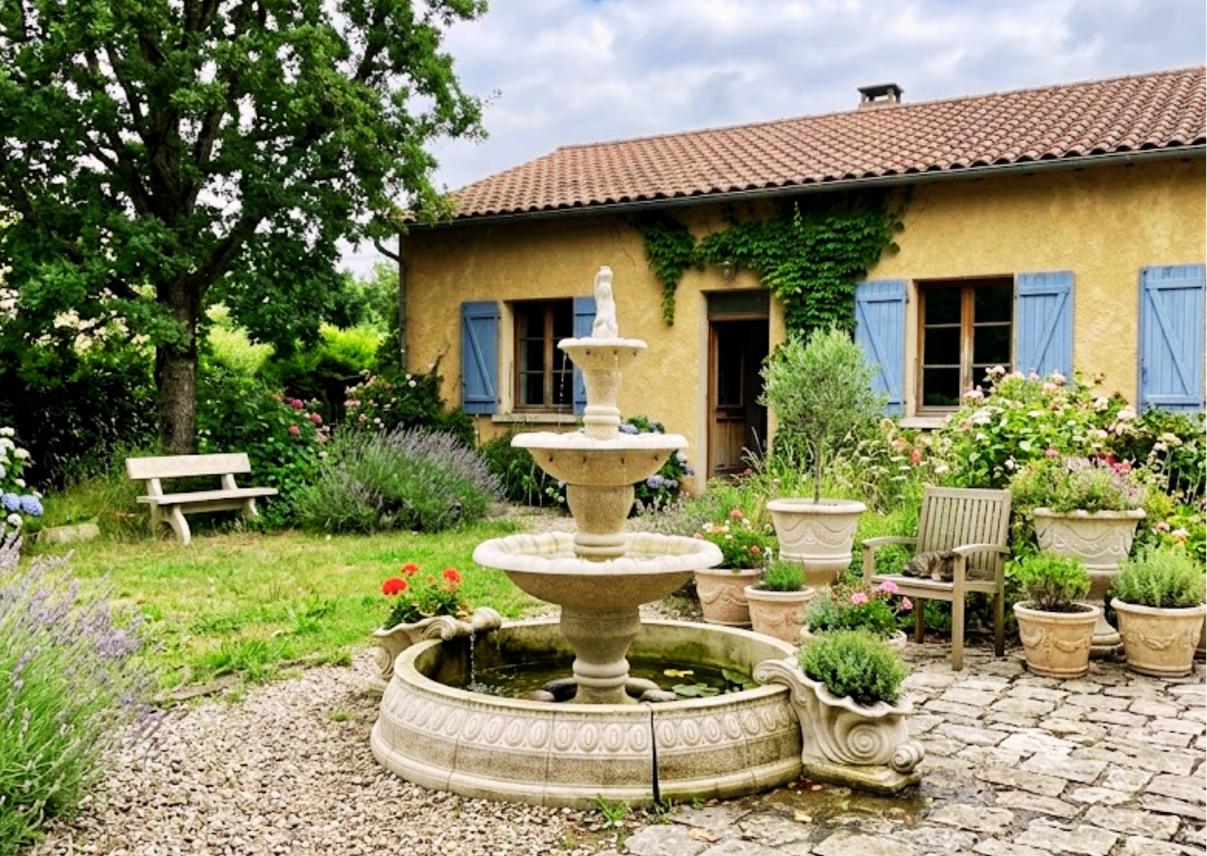 Grande fontaine de jardin en pierre reconstituée à 3 niveaux, exposée au Marais Fleuri.