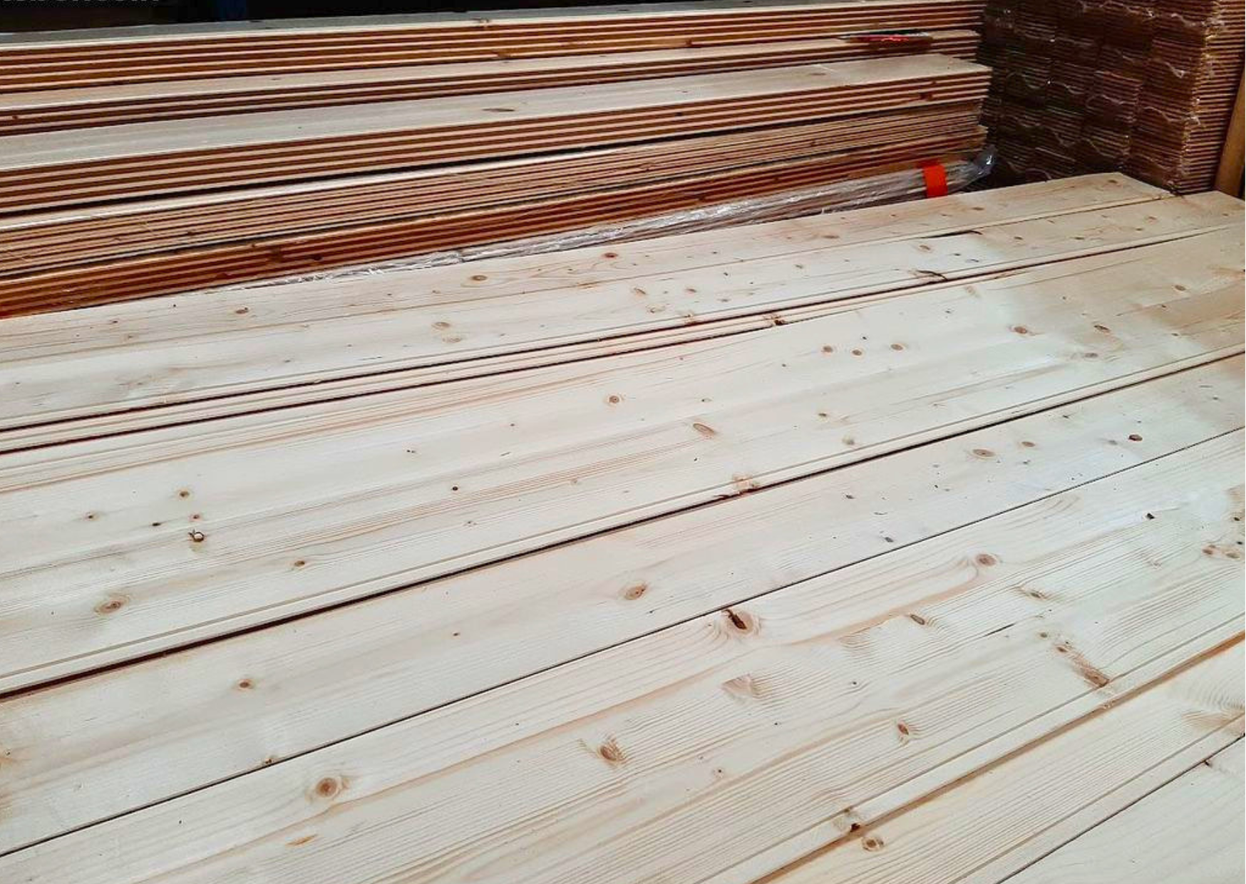 Stock de planches de bois rabotées et lames de pin pour menuiserie ou aménagement chez Marais Fleuri à Marans (17) et Mareuil-sur-Lay (85).