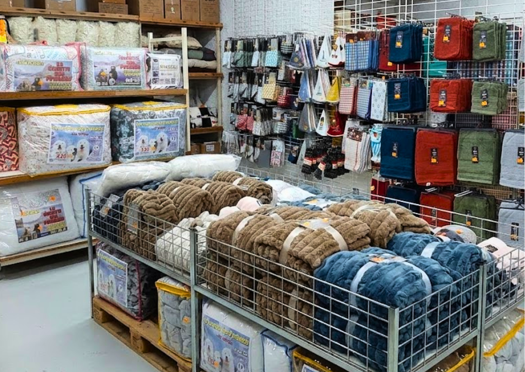 Rayon linge de maison avec plaids doux, couettes épaisses et serviettes de bain colorées chez Marais Fleuri à Marans (17) et Mareuil-sur-Lay (85).