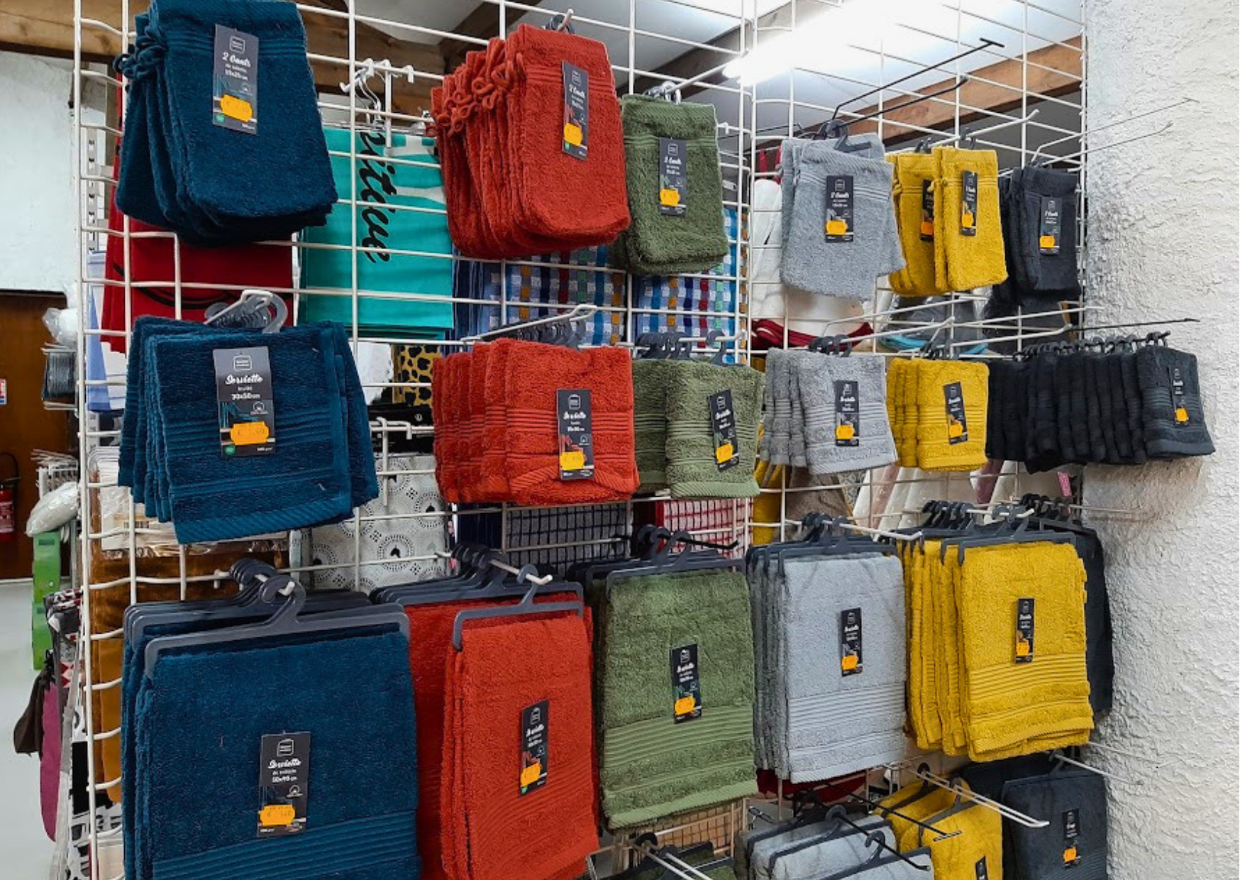 Rayon linge de toilette avec gants et serviettes de bain en éponge 100% coton colorés chez Marais Fleuri à Marans (17) et Mareuil-sur-Lay (85).