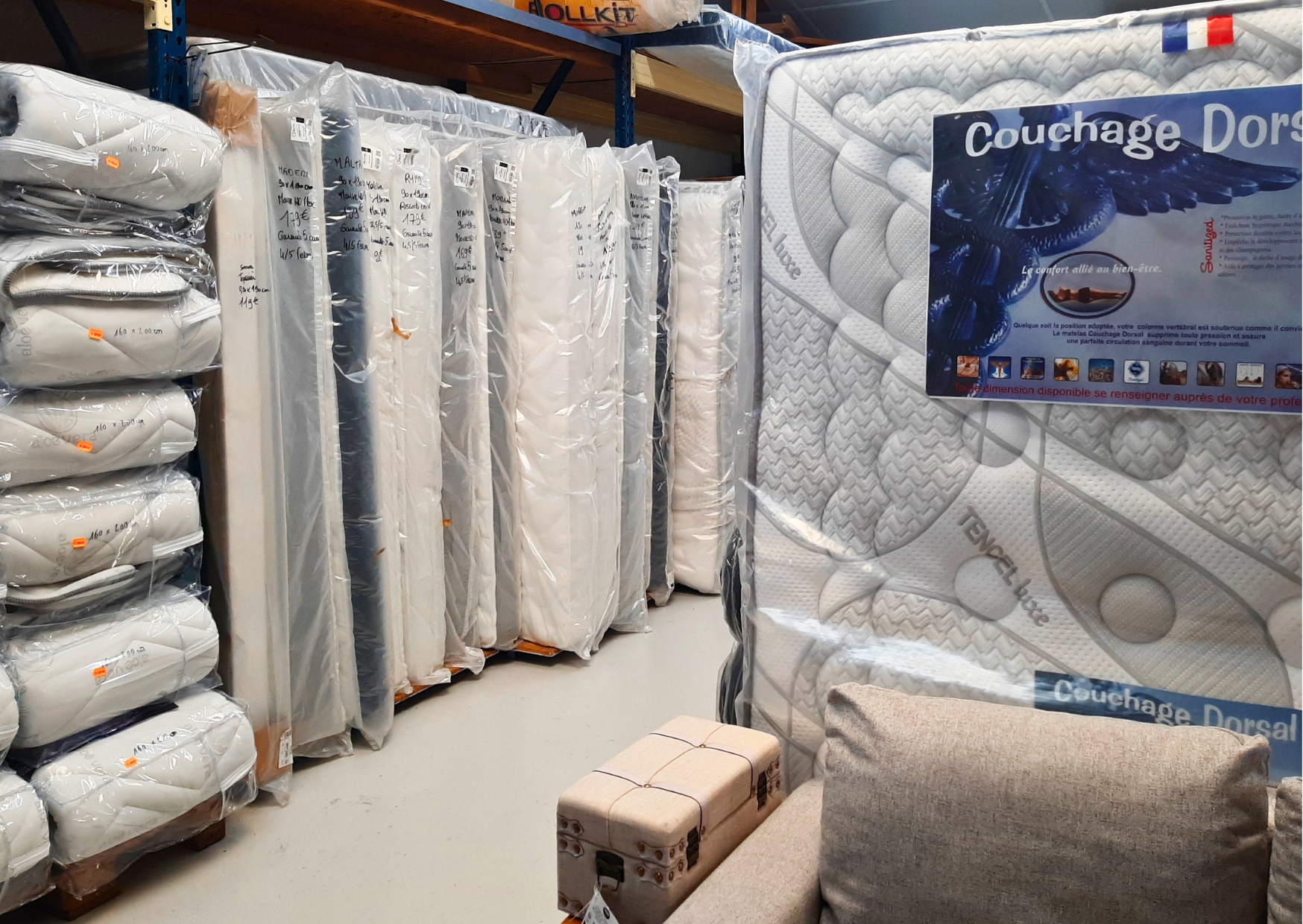 Rayon literie avec matelas de fabrication française Couchage Dorsal et surmatelas Aloe Vera chez Marais Fleuri à Marans (17) et Mareuil-sur-Lay (85).