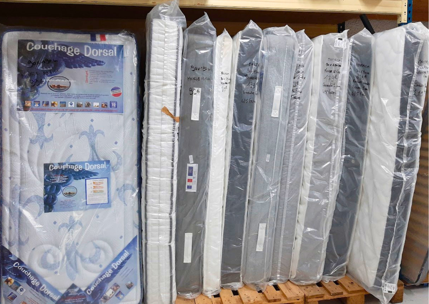 Stock de matelas 1 place 90x190 cm en mousse haute densité et ressorts ensachés chez Marais Fleuri à Marans (17) et Mareuil-sur-Lay (85).
