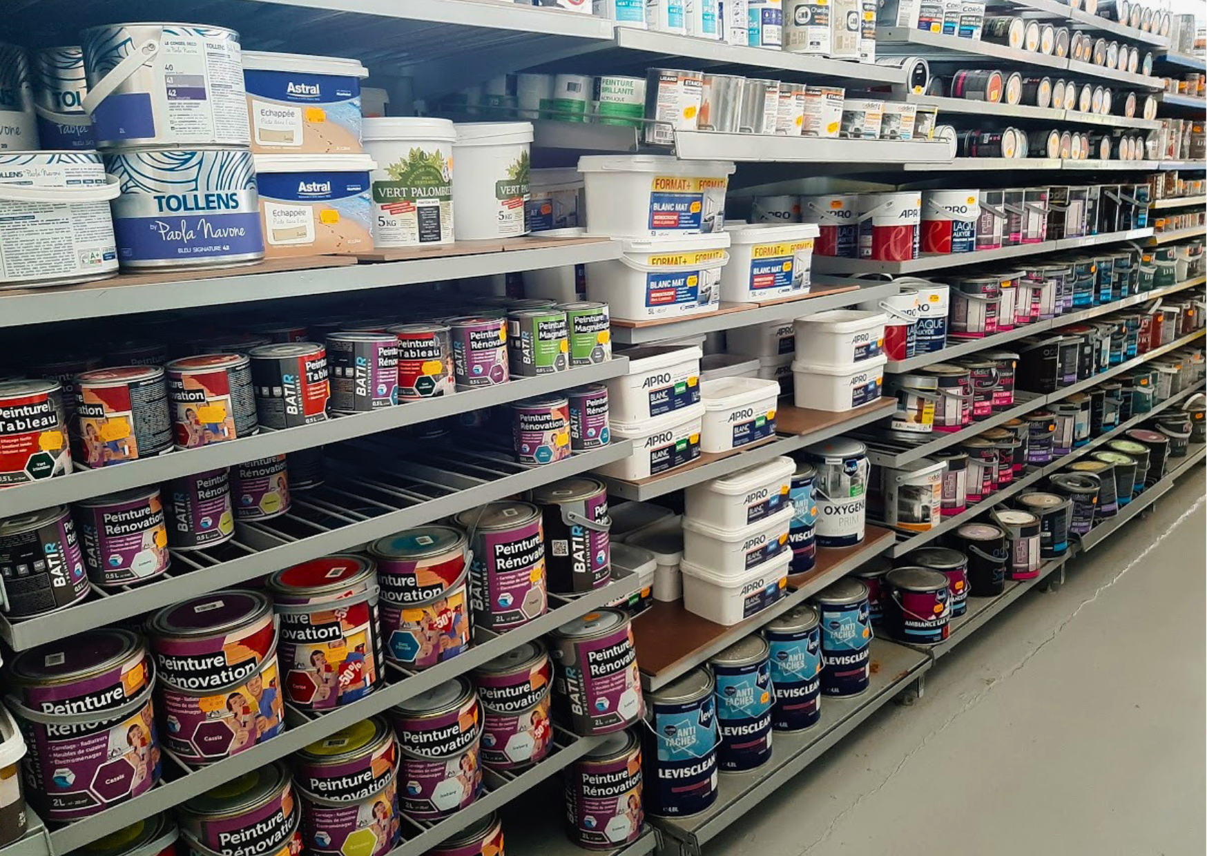 Rayon décoration avec pots de peinture rénovation multi-supports et grandes marques (Tollens, Astral) chez Marais Fleuri à Marans (17) et Mareuil-sur-Lay (85).