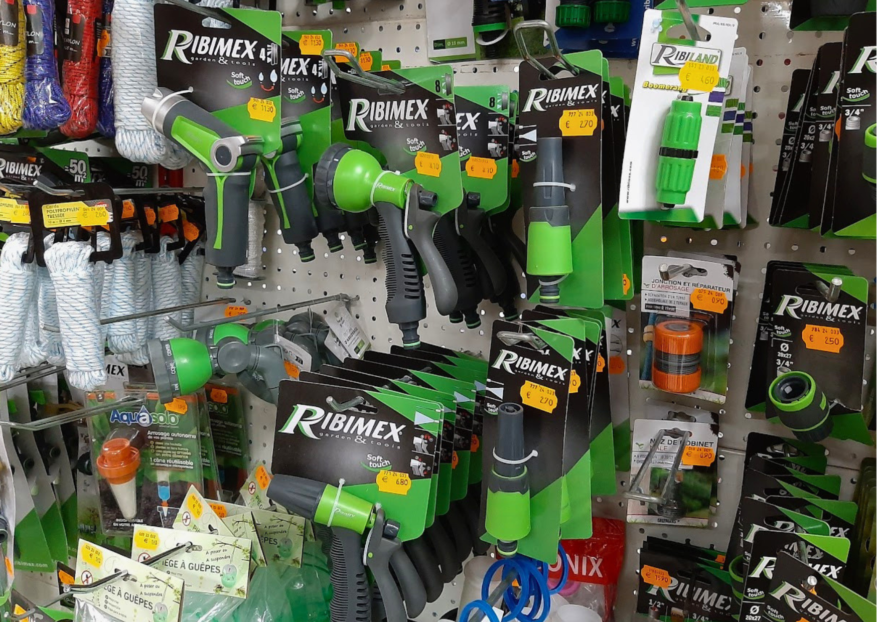 Pistolets d'arrosage multijets Ribimex, raccords rapides Ribiland et cônes Aquasolo en stock chez Le Marais Fleuri à Marans (17) et Mareuil-sur-Lay (85).