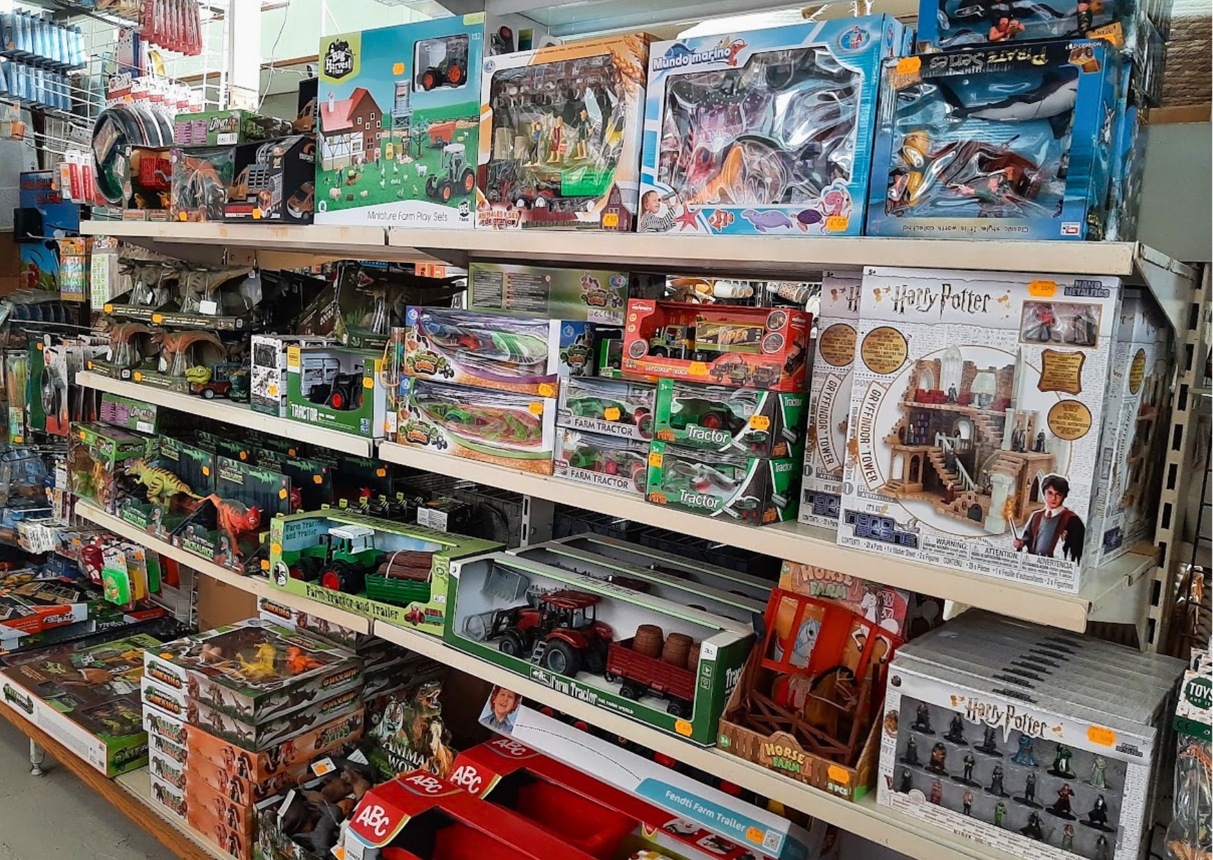 Rayon jouets pour enfants avec tracteurs miniatures, figurines Harry Potter et coffrets dinosaures chez Le Marais Fleuri à Marans (17) et Mareuil-sur-Lay (85).