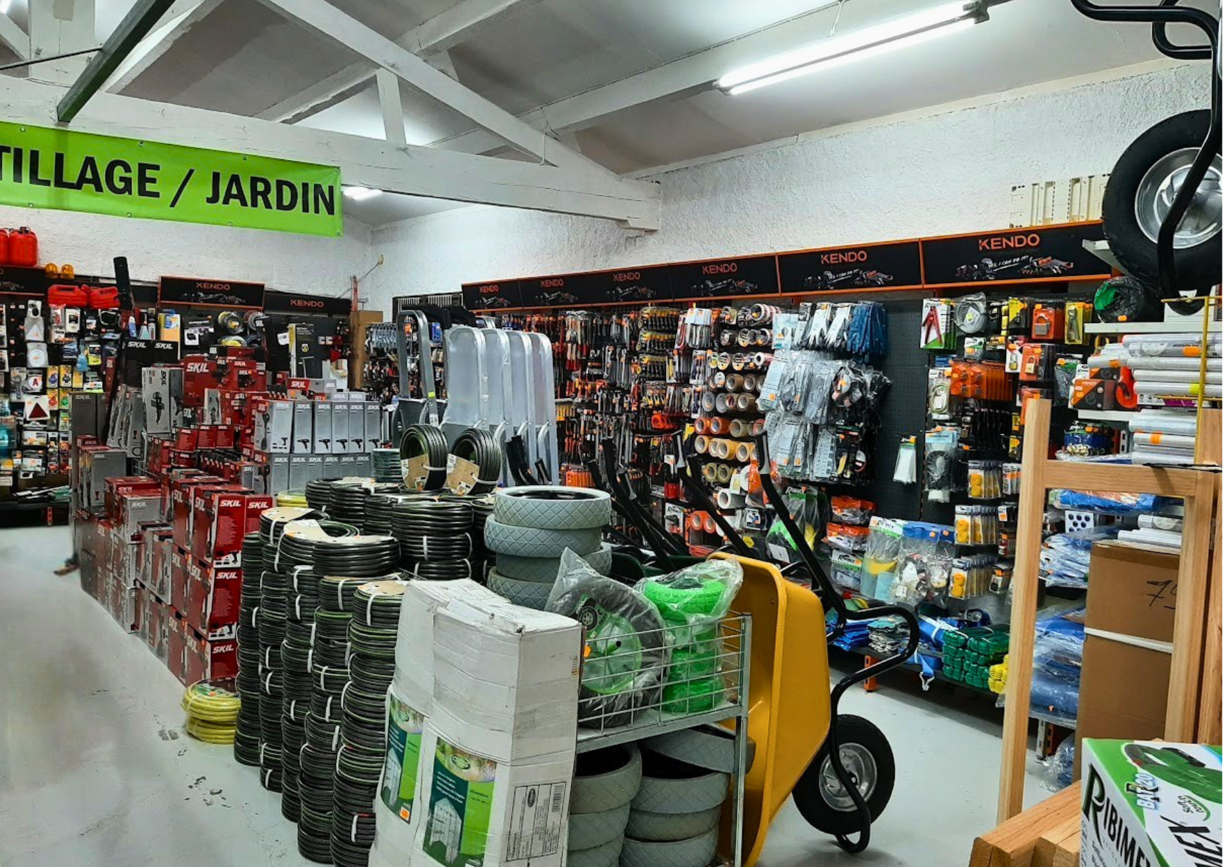 Rayon outillage et jardin avec tuyaux d'arrosage, matériel de bricolage Skil et Kendo chez Le Marais Fleuri à Marans (17) et Mareuil-sur-Lay (85).