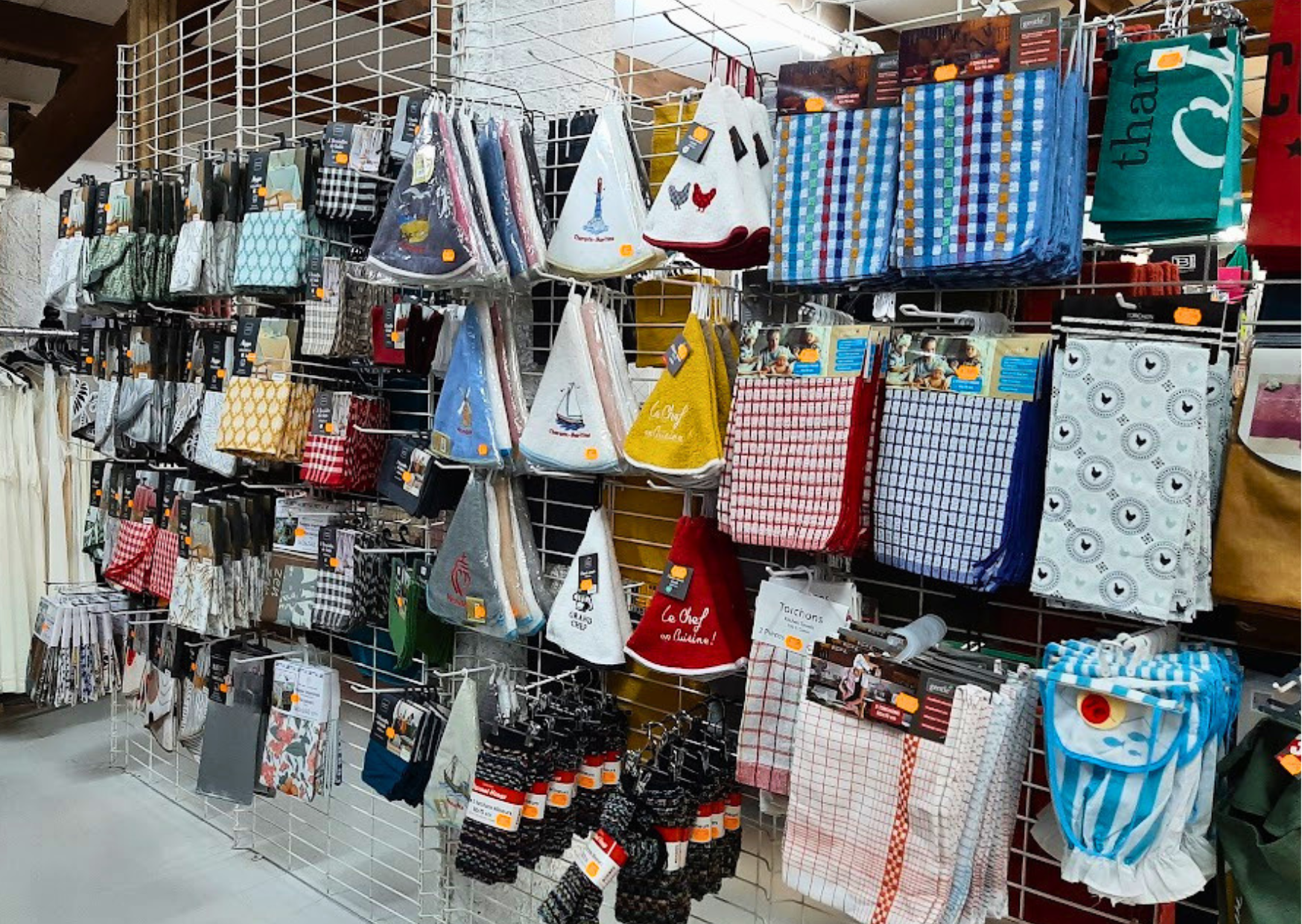 Rayon linge de cuisine avec torchons à carreaux et essuie-mains ronds brodés Charente-Maritime chez Marais Fleuri à Marans (17) et Mareuil-sur-Lay (85).