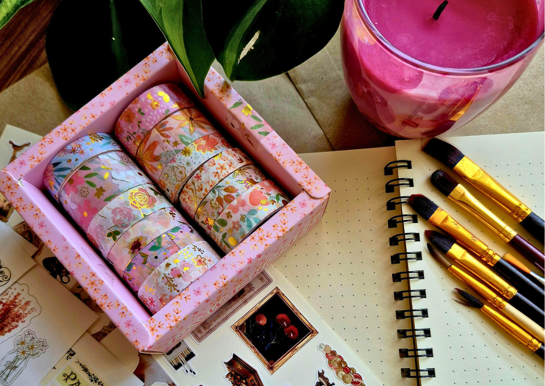 Coffret de rubans adhésifs washi tape floraux et dorés avec matériel de scrapbooking chez Le Marais Fleuri à Marans (17) et Mareuil-sur-Lay (85).