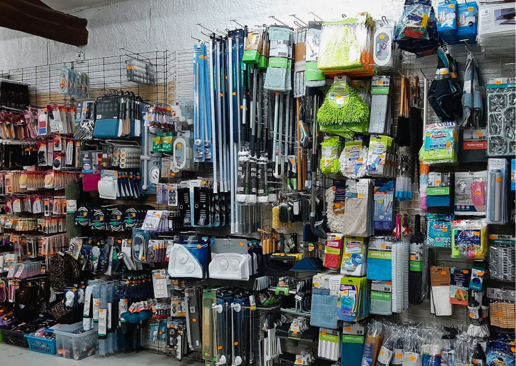 Rayon bazar et accessoires de ménage comprenant lavettes microfibres, serpillères, balais mops et rangement chez Marais Fleuri à Marans.