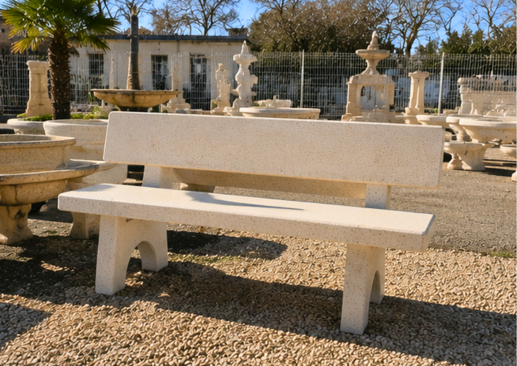 Mobilier d'extérieur en pierre avec bancs robustes, vasques et fontaines pour l'aménagement du jardin chez Le Marais Fleuri.