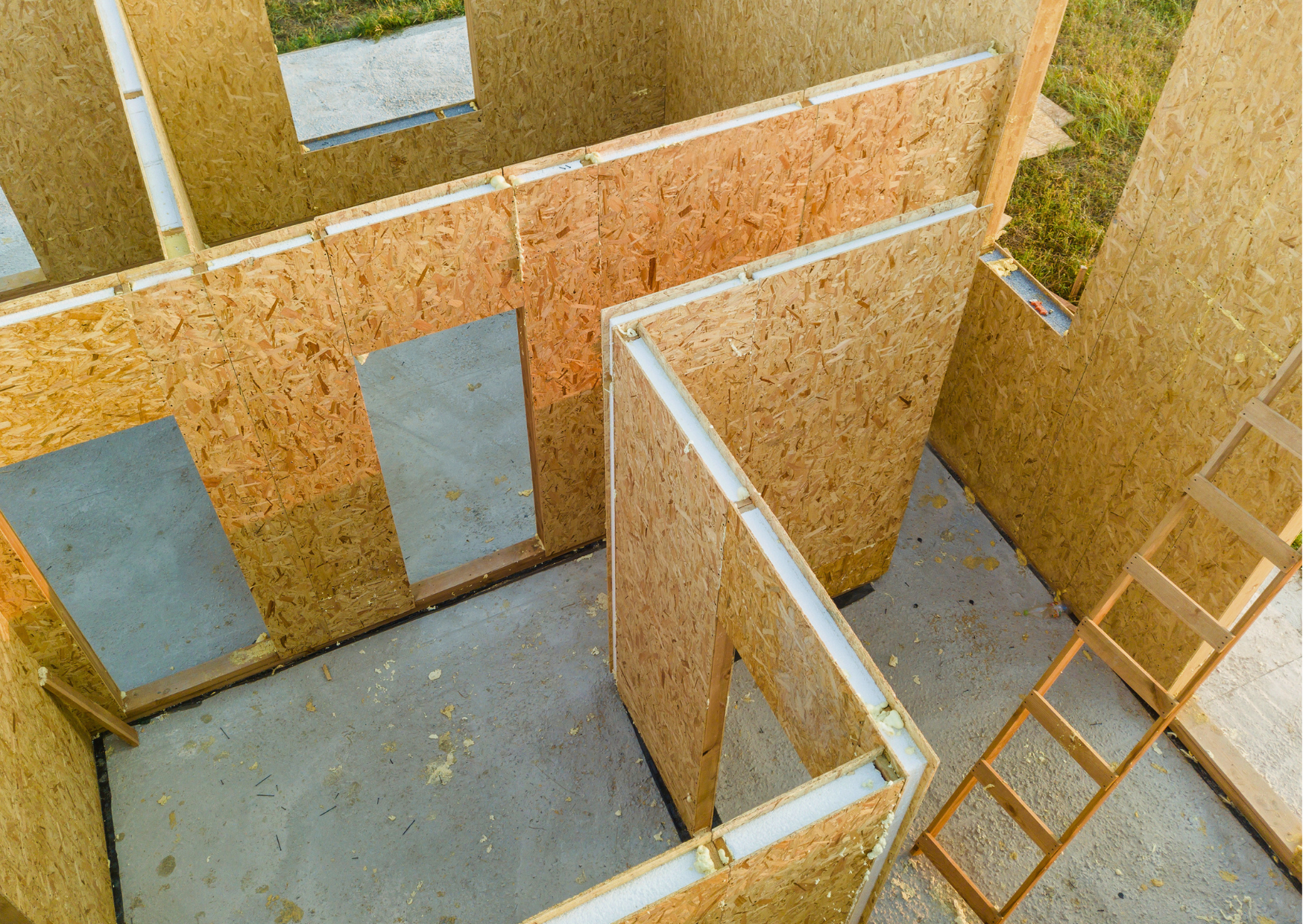 Chantier de construction d'une maison en panneaux de bois OSB isolants fournis par Marais Fleuri à Marans (17) et Mareuil-sur-Lay (85).