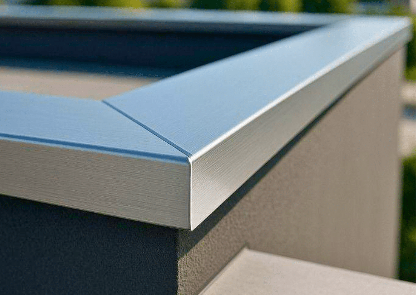 Couvertine d'acrotère en aluminium pour la protection et la finition de muret ou toit-terrasse en stock chez Marais Fleuri.