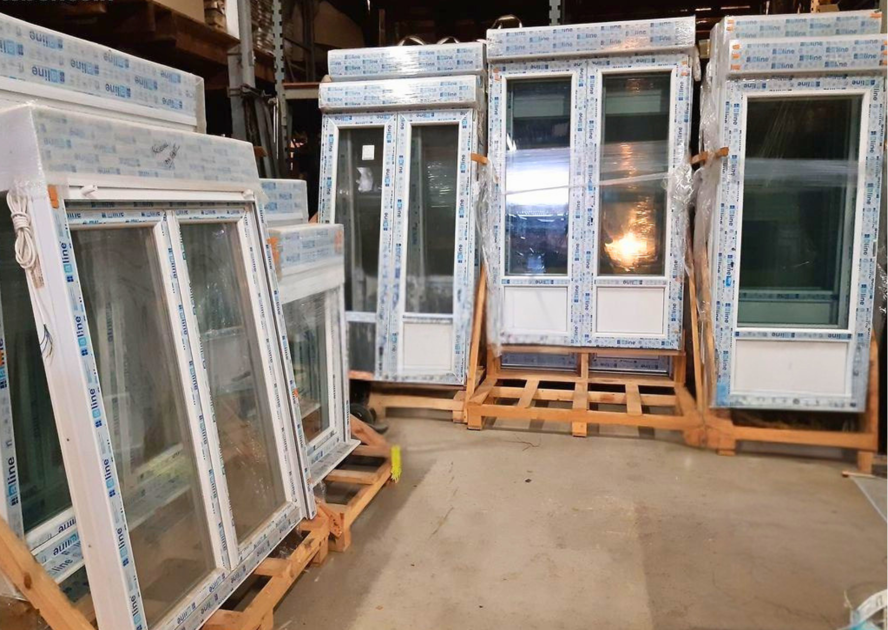 Stock de fenêtres et portes-fenêtres 2 vantaux en PVC blanc avec bloc-baie volet roulant intégré, disponibles chez Marais Fleuri à Marans (17) et Mareuil-sur-Lay (85).
