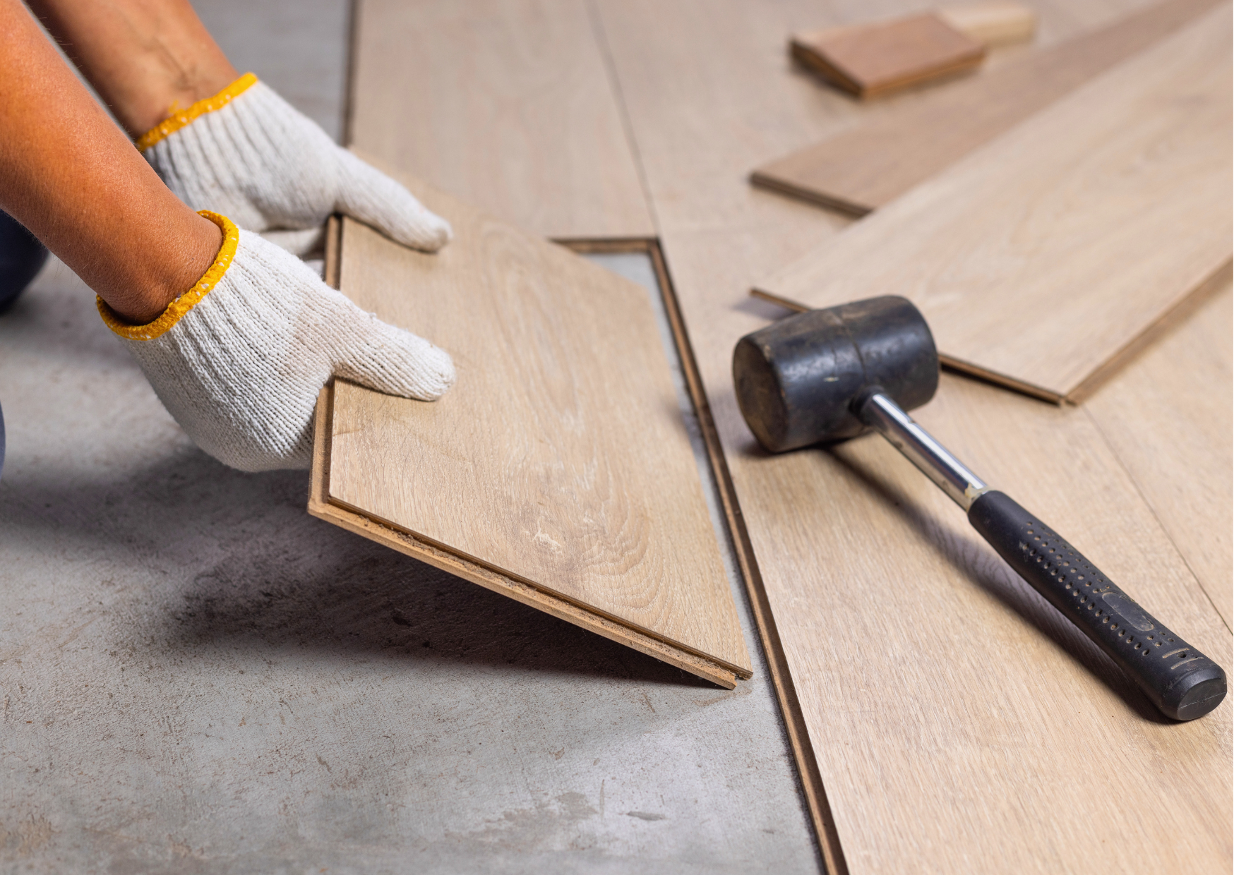 Pose facile et rapide de lames de parquet stratifié aspect bois naturel.