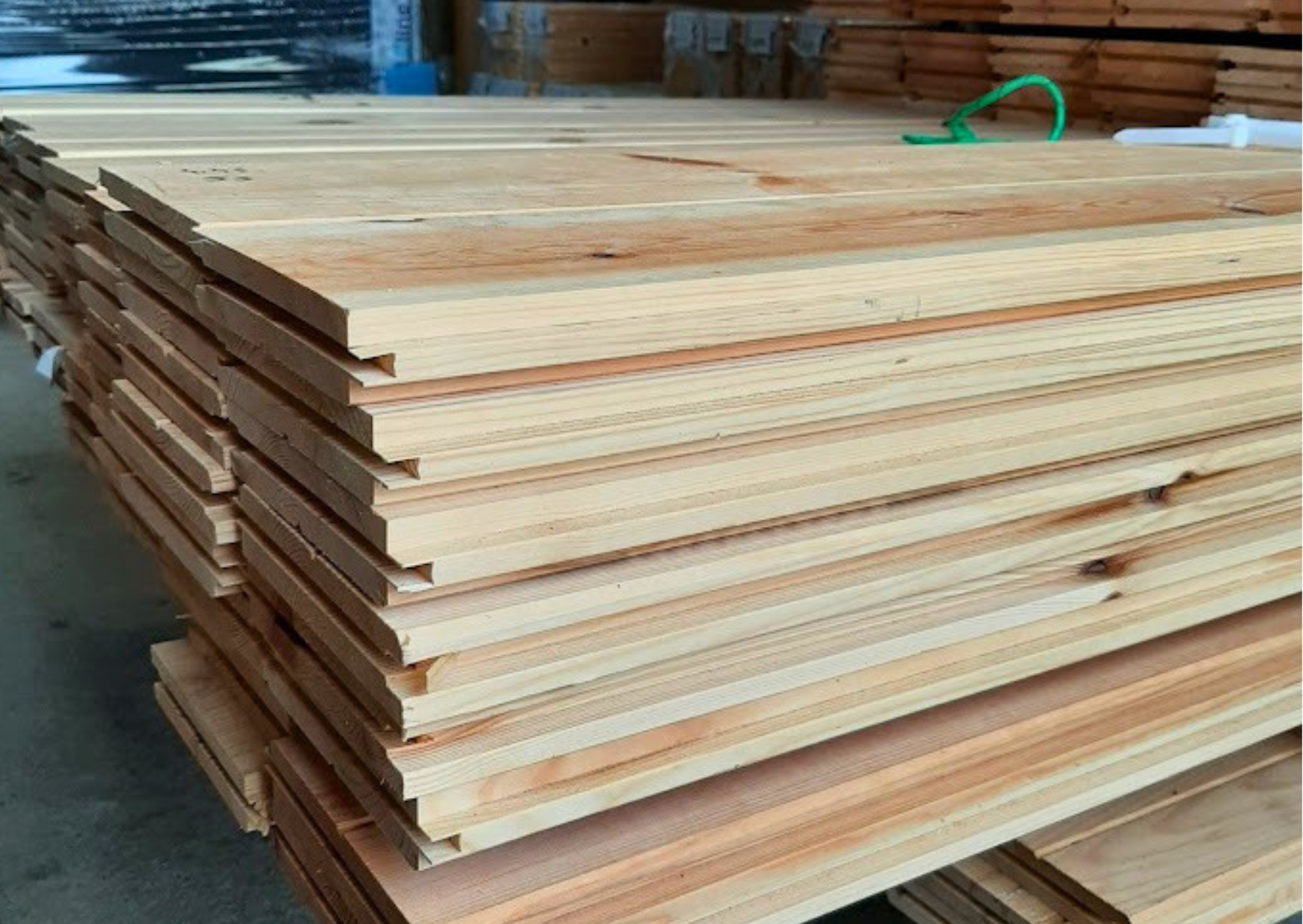 Gros plan sur des lames de parquet en bois massif avec profil d'emboîtement en stock chez Marais Fleuri à Marans (17) et Mareuil-sur-Lay (85).