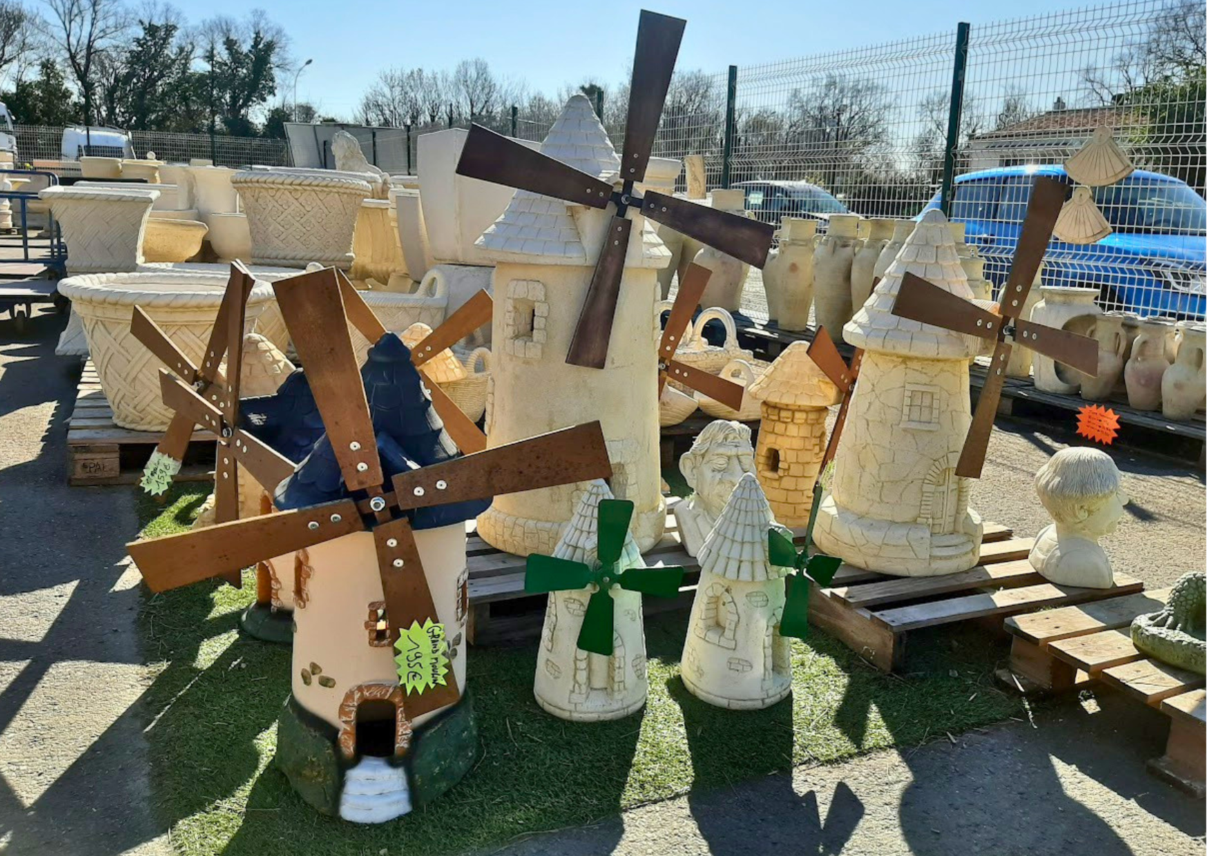 Moulins à vent décoratifs avec pales en bois pour aménagement et décoration de jardin en stock chez Marais Fleuri.