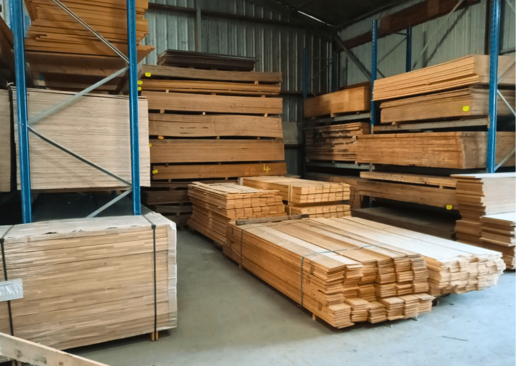 Stock de panneaux de bois, contreplaqué et planches de menuiserie dans le hangar de stockage chez Marais Fleuri à Marans (17) et Mareuil-sur-Lay (85).