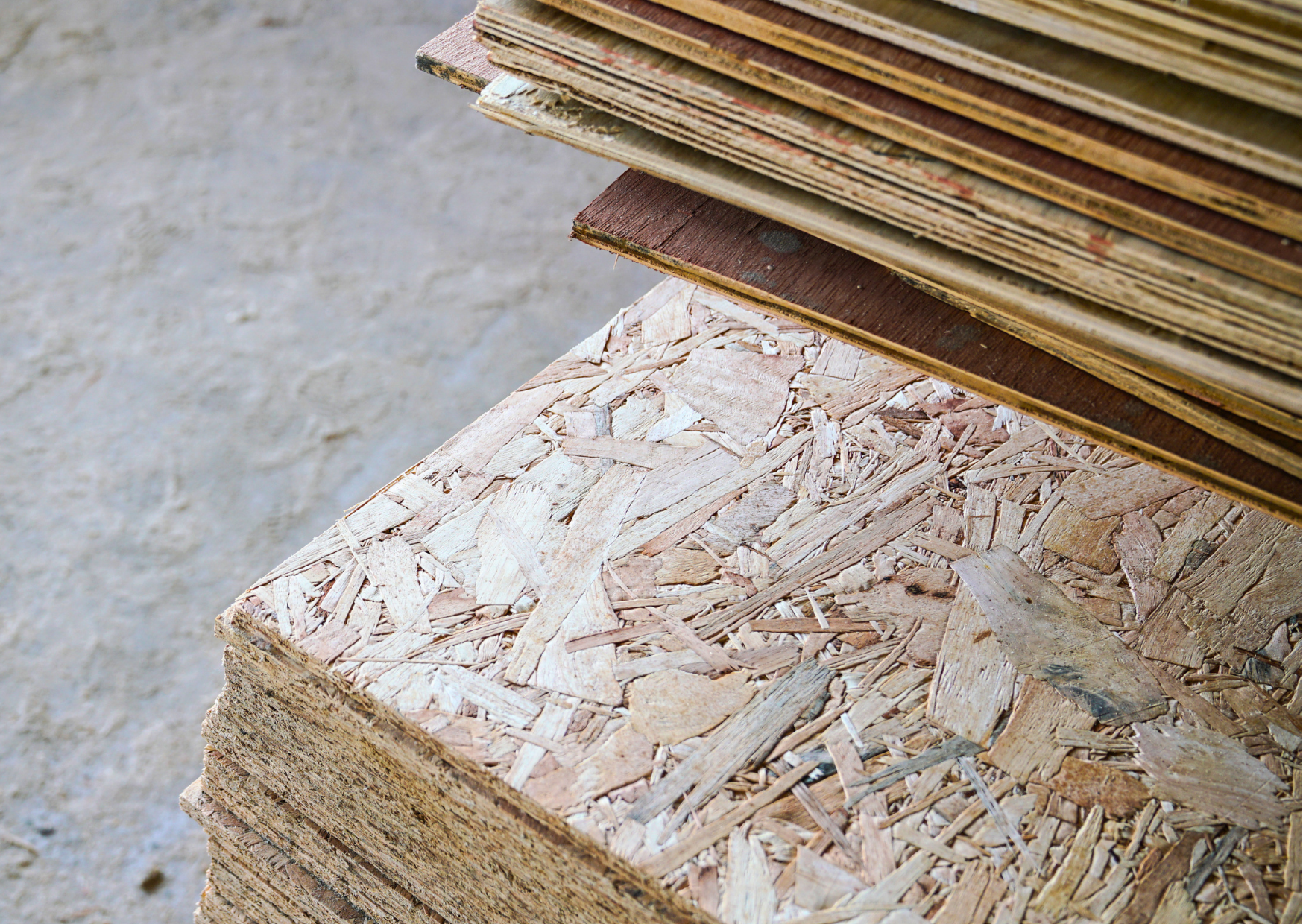 Zoom sur des plaques de bois de structure OSB et panneaux de contreplaqué pour travaux de bâtiment chez Marais Fleuri à Marans (17) et Mareuil-sur-Lay (85).