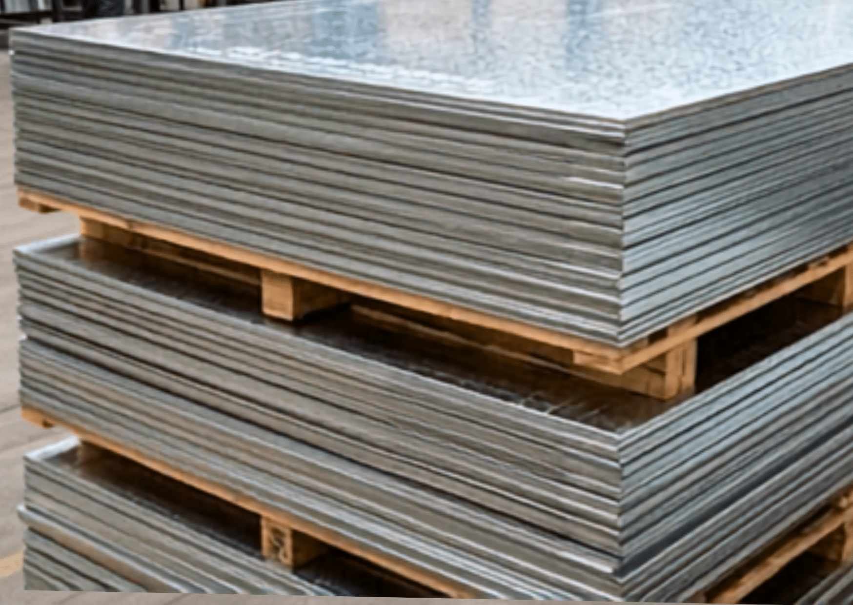 Palettes de tôles métalliques galvanisées et plaques en acier pour couverture et construction en stock chez Marais Fleuri.