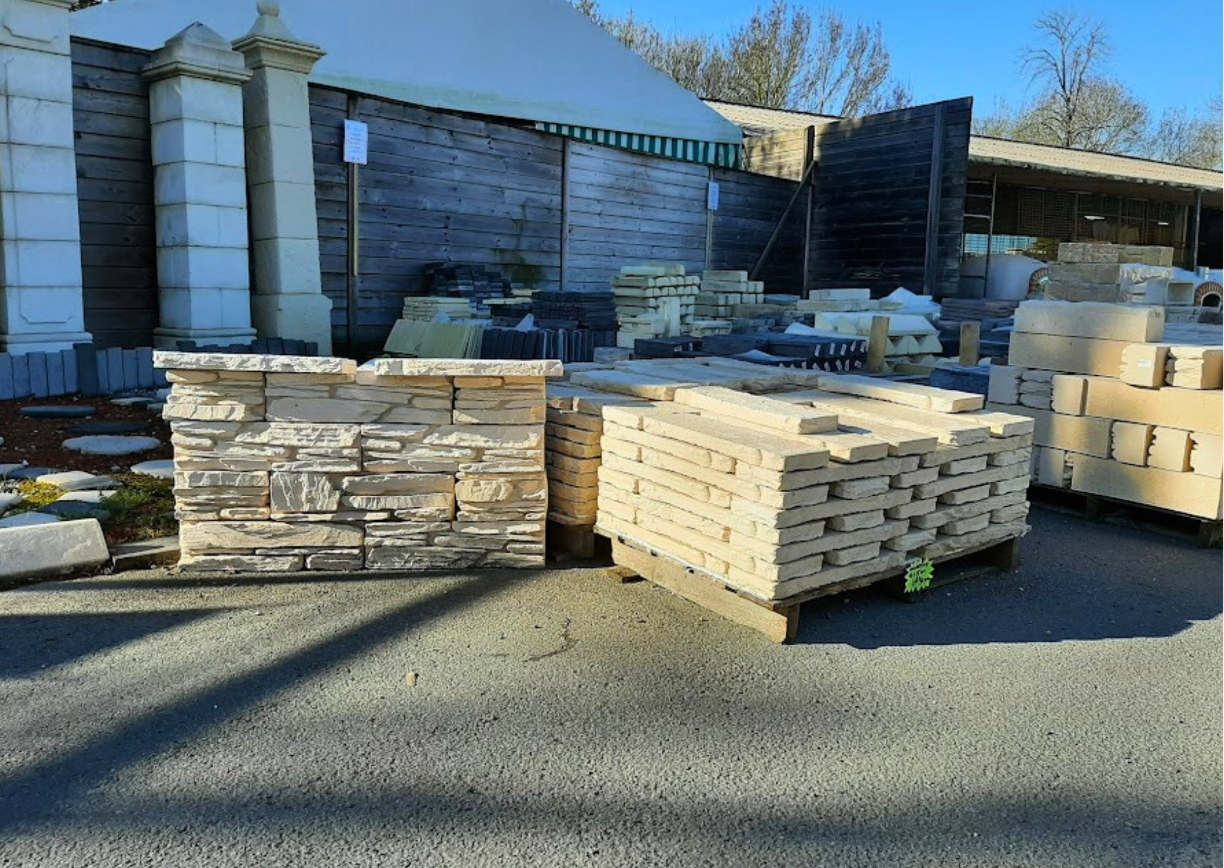 Plaquettes de parement mural aspect pierre naturelle et blocs de muret exposés chez Marais Fleuri à Marans (17) et Mareuil-sur-Lay (85).