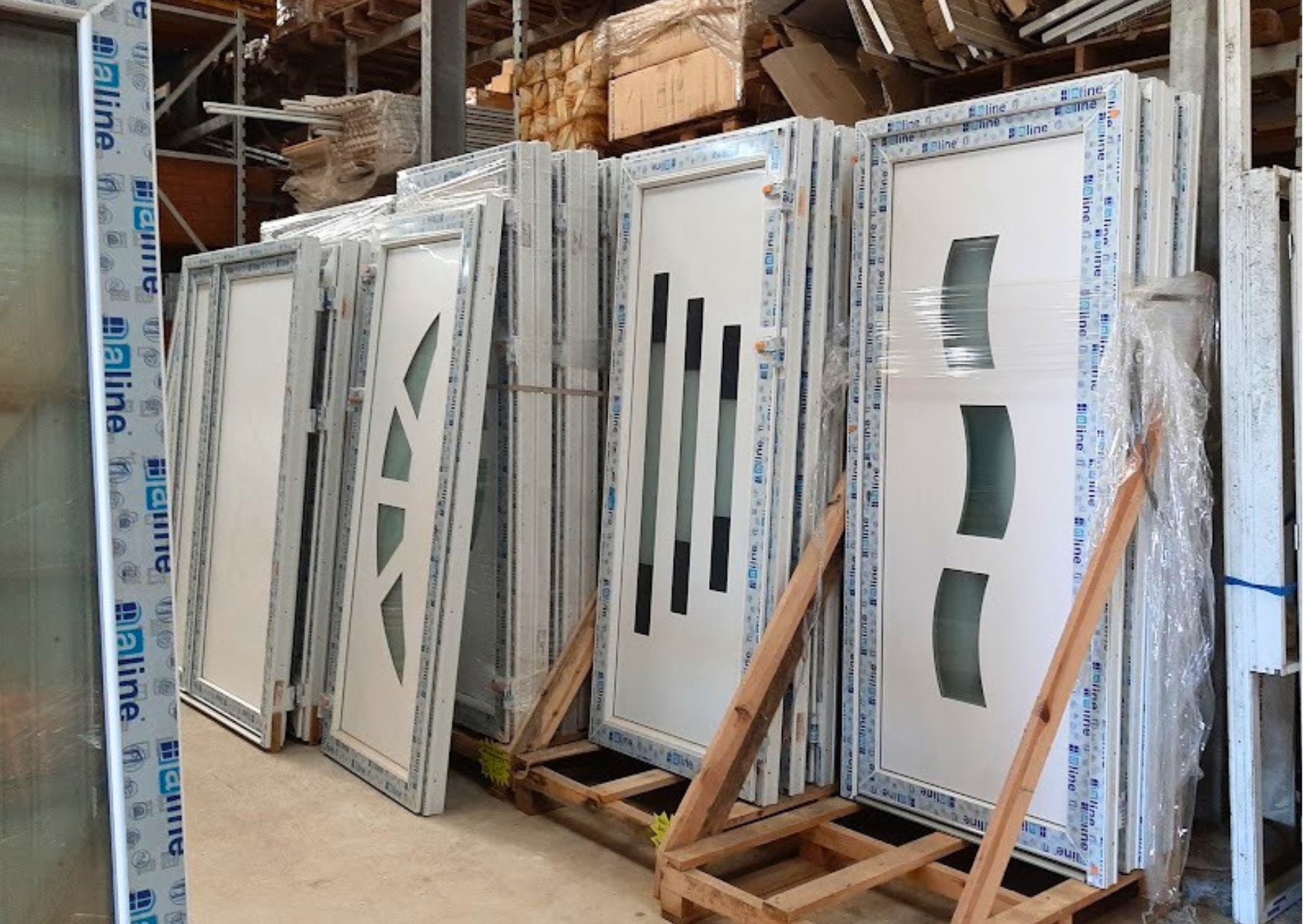 Modèles de portes d'entrée en PVC blanc avec vitrages contemporains et géométriques chez Marais Fleuri.