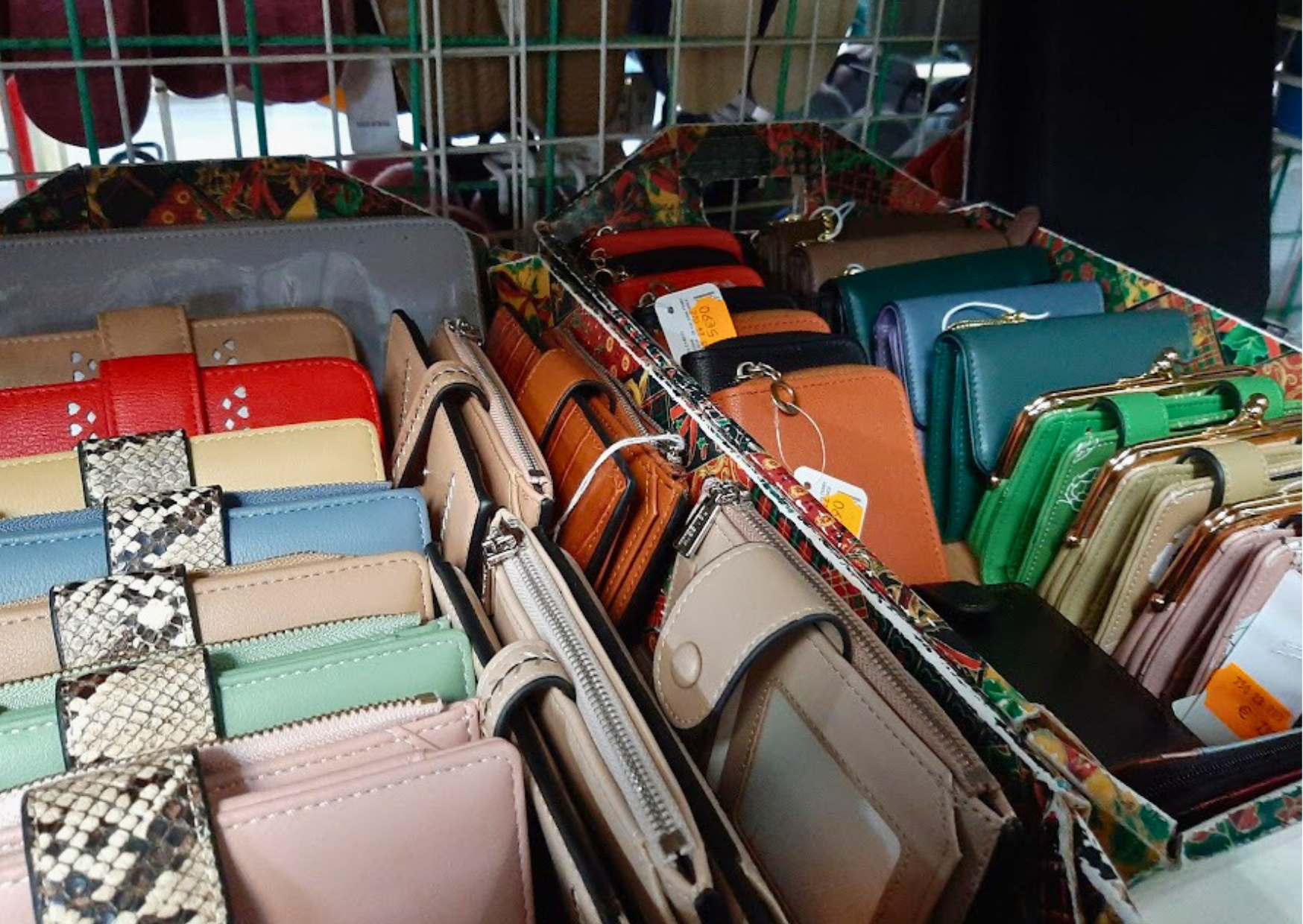 Présentoir de petite maroquinerie avec portefeuilles colorés et porte-monnaie à fermoir rétro chez Marais Fleuri à Marans (17) et Mareuil-sur-Lay (85).