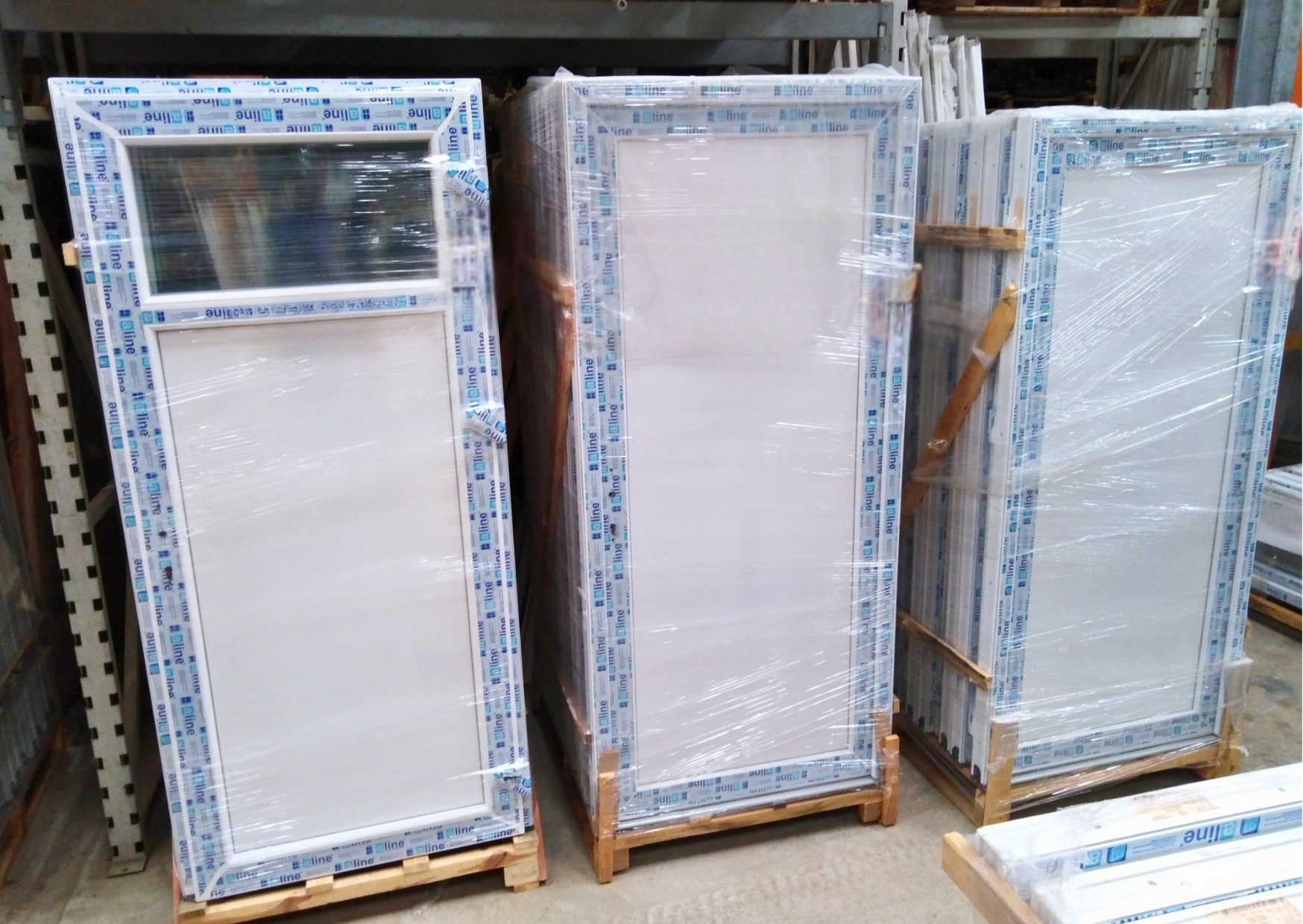 Blocs-portes de service en PVC blanc, modèles pleins et semi-vitrés en stock chez Marais Fleuri.