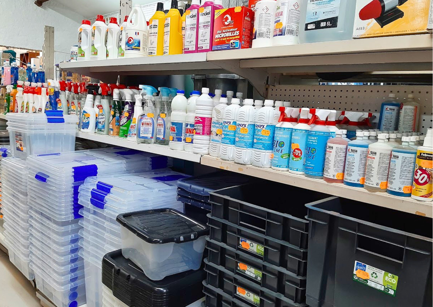 Rayon entretien et rangement comprenant produits ménagers, nettoyants et boîtes en plastique empilables chez Marais Fleuri à Marans.